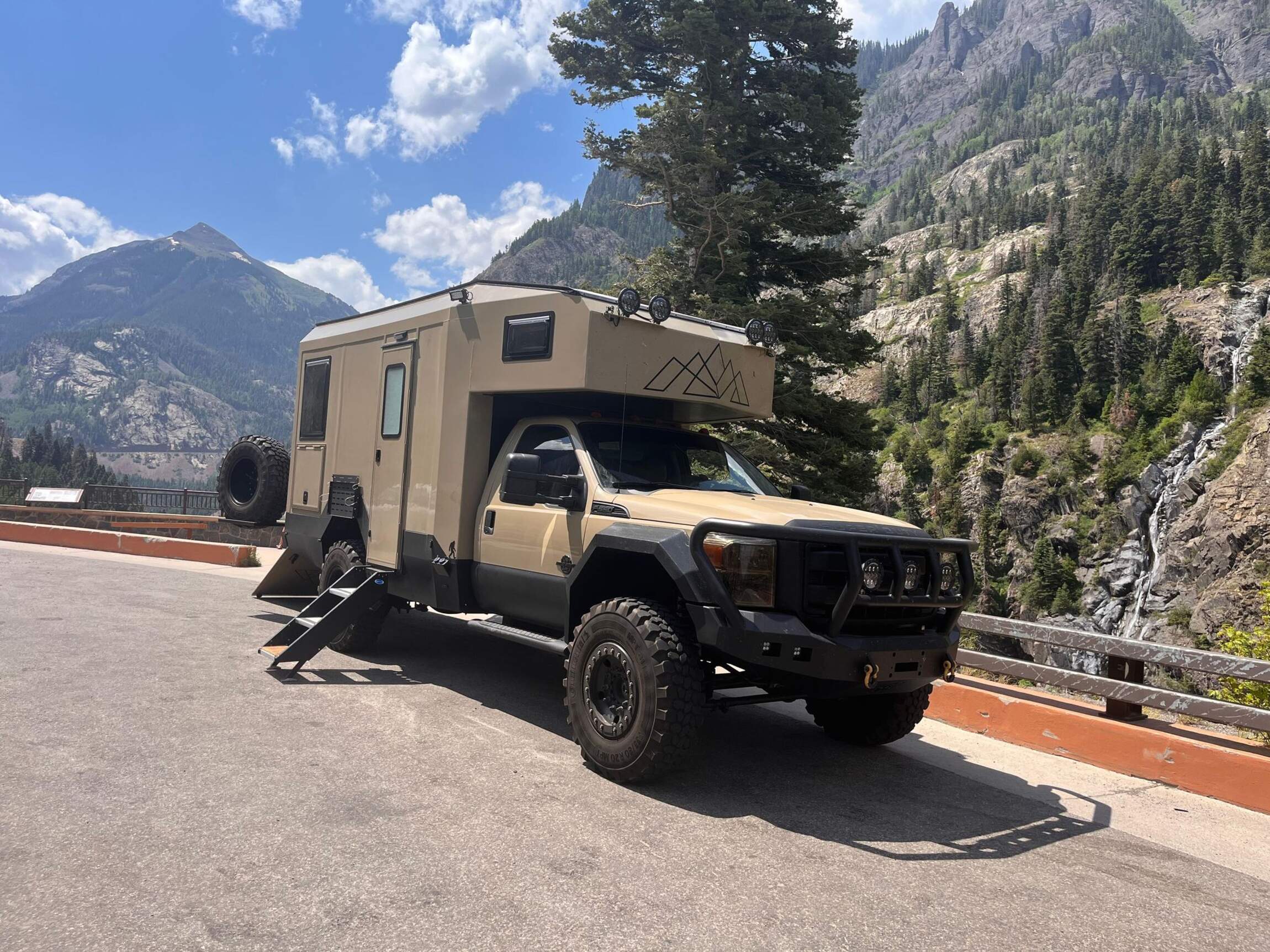 Sold: 2013 Ford F-550 Super Duty 4×4 Camper