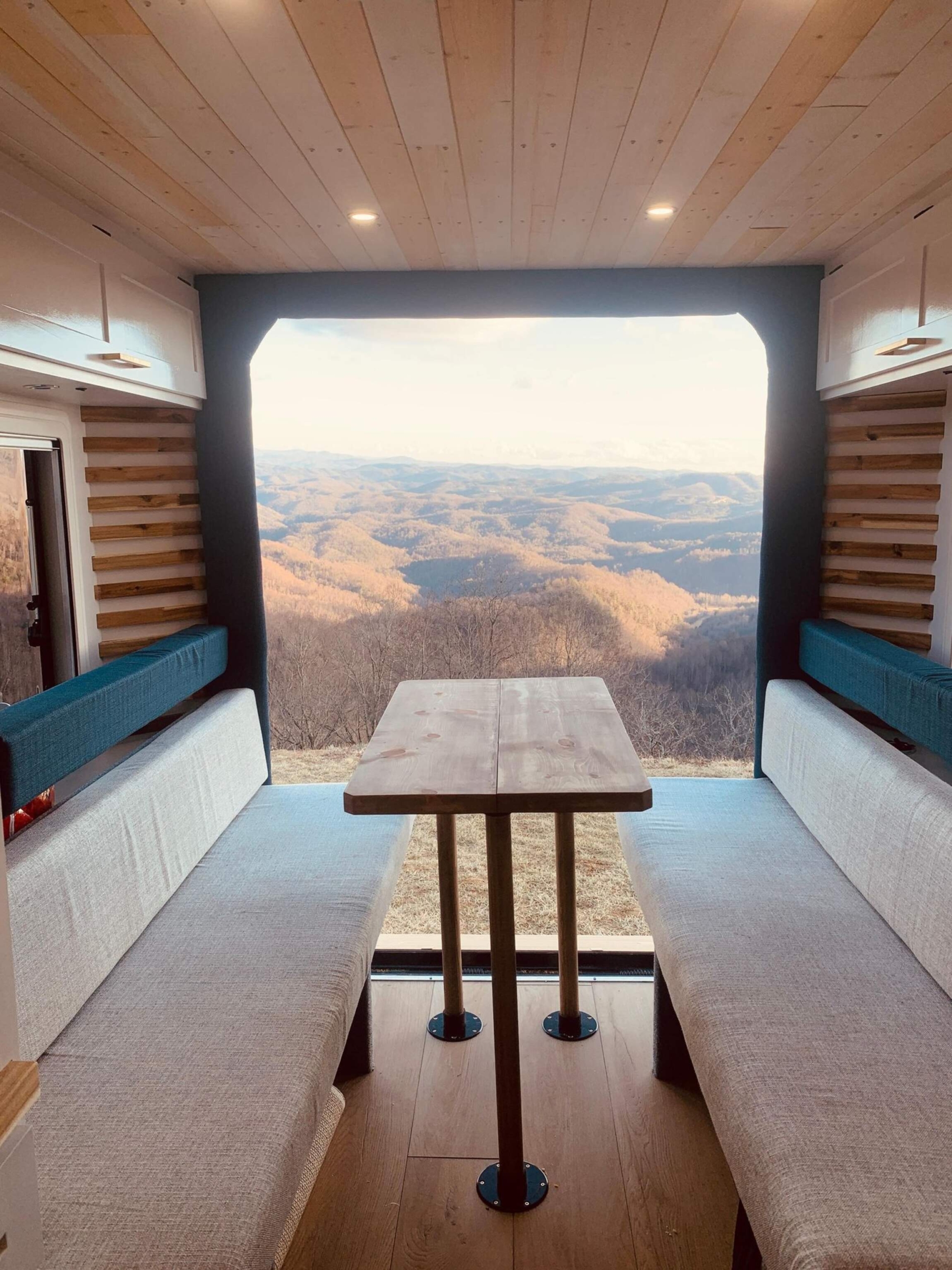 Sold: 2013 Ford F-550 Super Duty 4×4 Camper