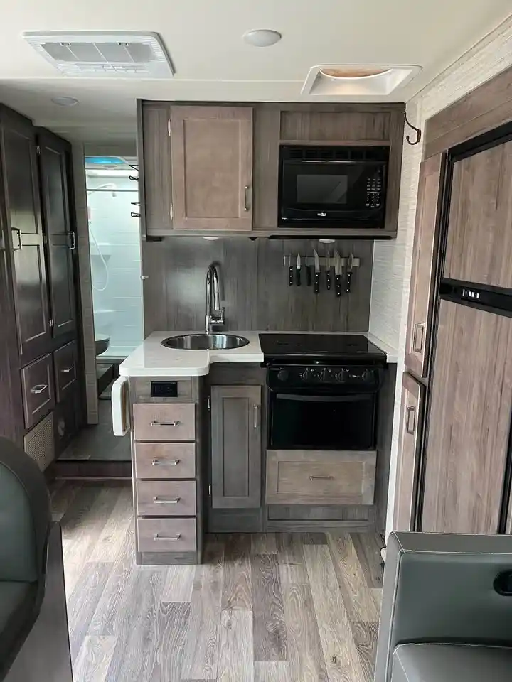 Upfitted 2022 Winnebago Minnie Winnie 26T 4×4