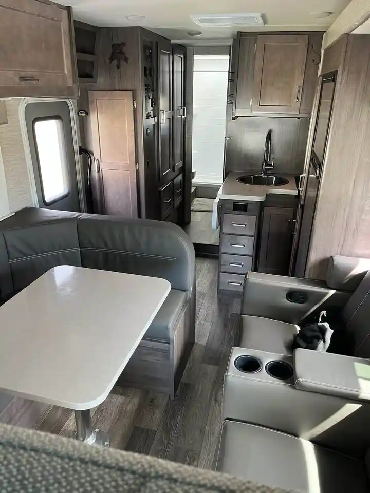 Upfitted 2022 Winnebago Minnie Winnie 26T 4×4