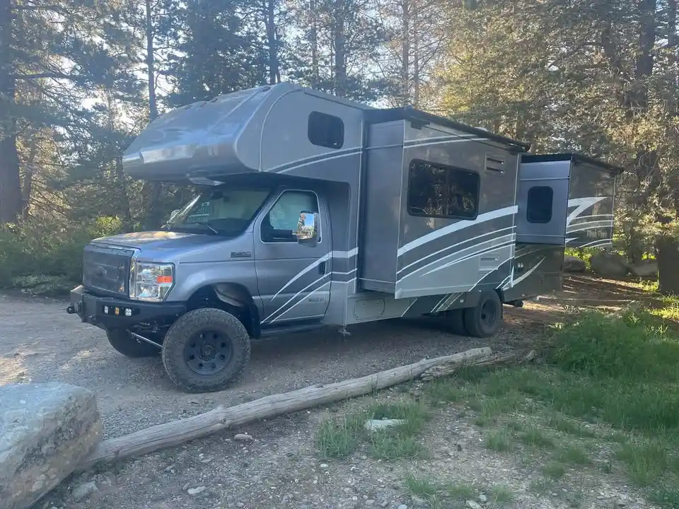 Upfitted 2022 Winnebago Minnie Winnie 26T 4×4 - 2