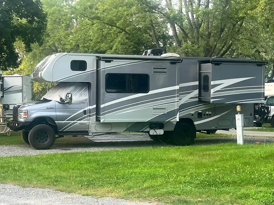 Upfitted 2022 Winnebago Minnie Winnie 26T 4×4