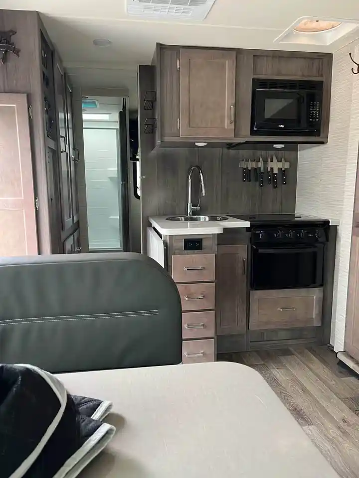 Upfitted 2022 Winnebago Minnie Winnie 26T 4×4