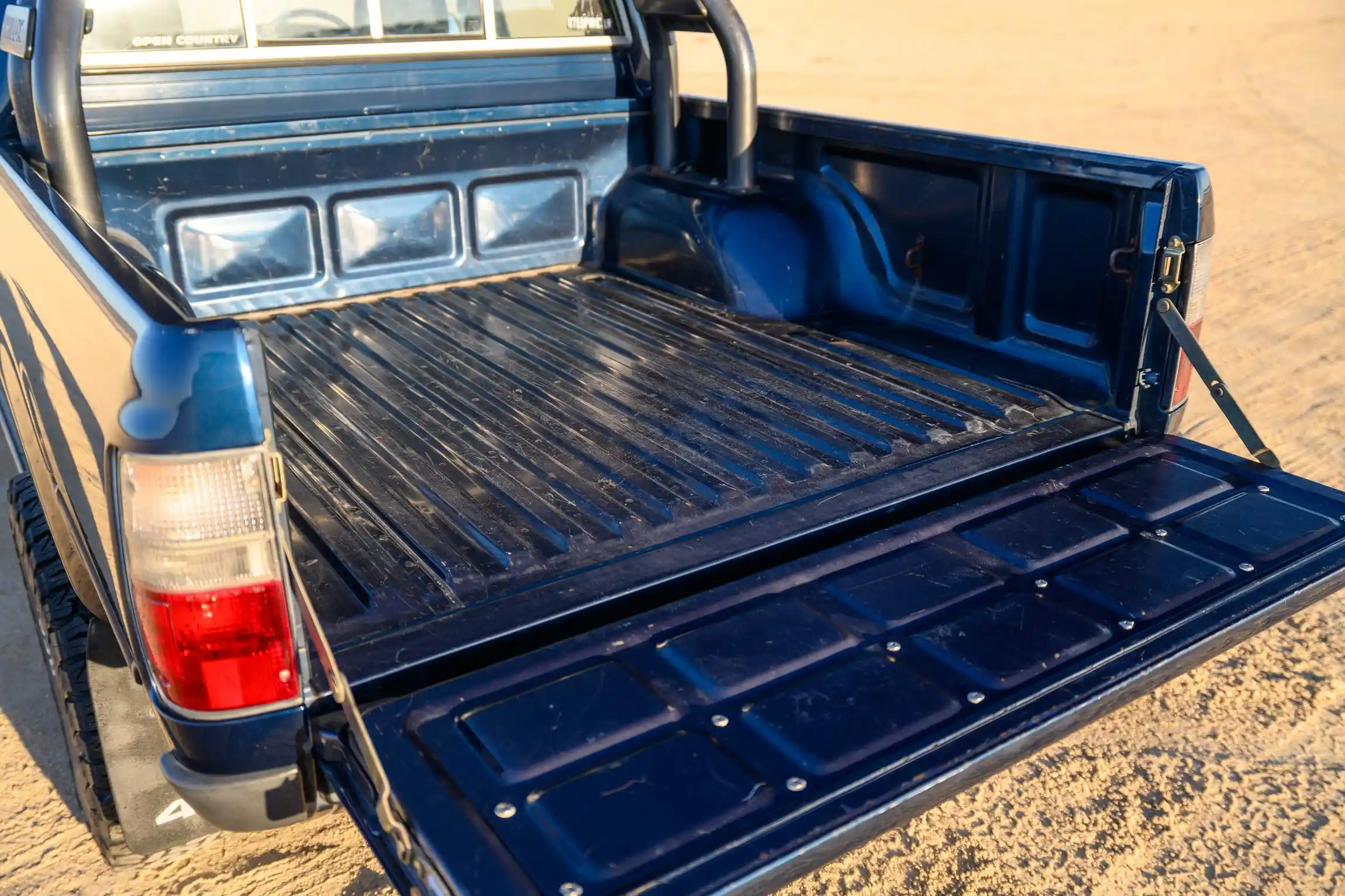 Sold: 1996 Toyota Hilux SSR 4×4