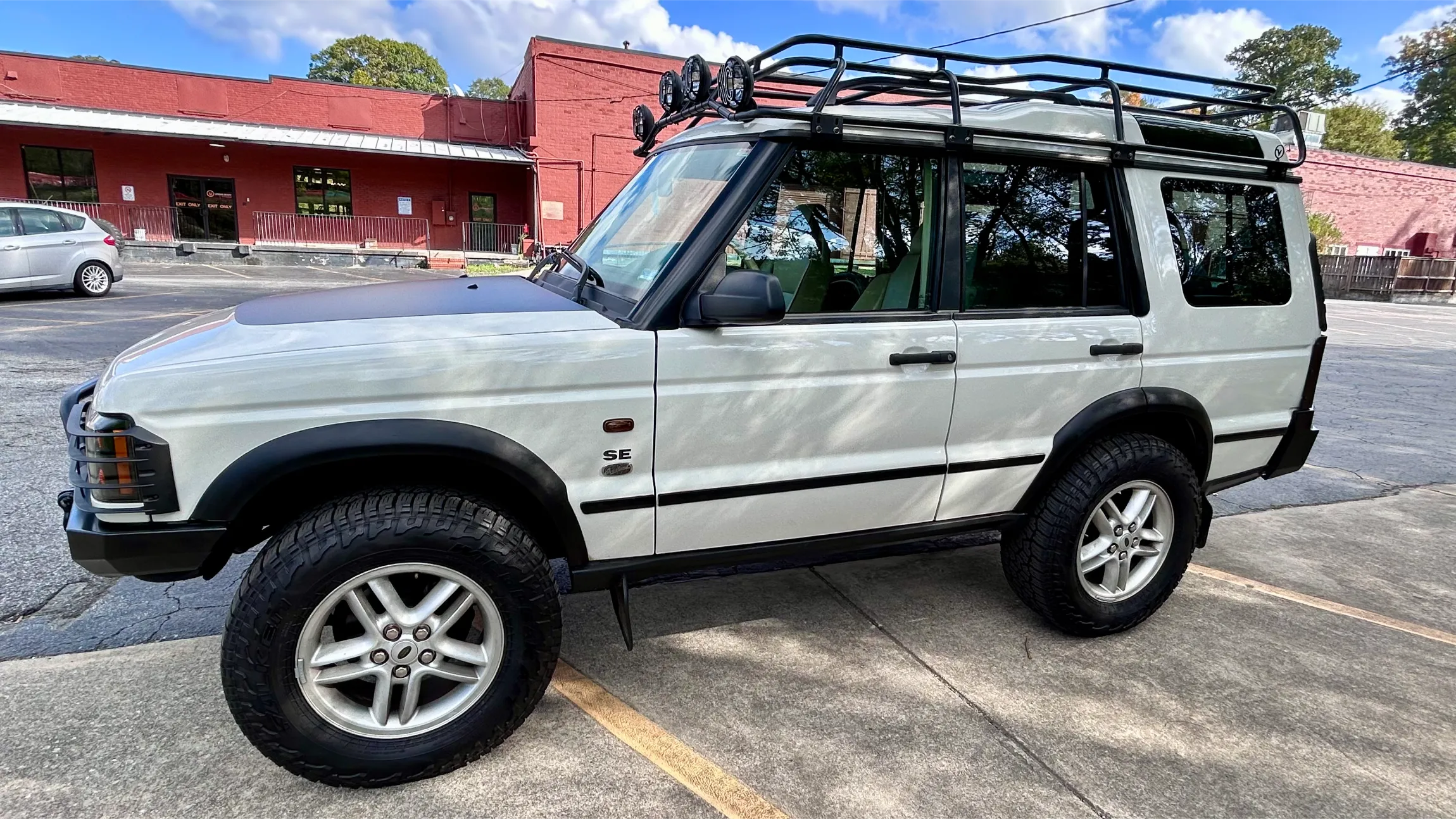 Sold: Modified 2003 Land Rover Discovery SE