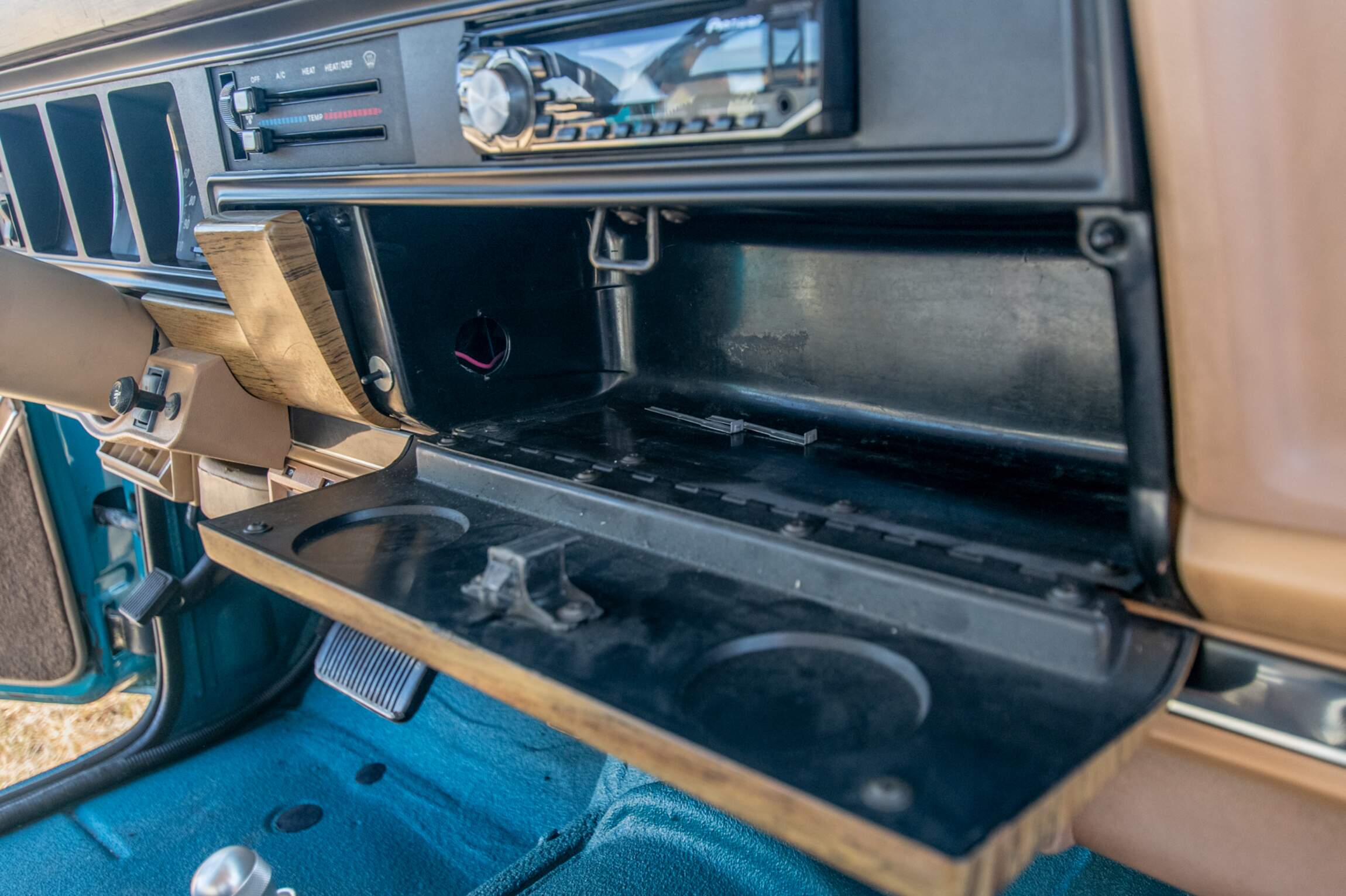 Sold: Custom 1987 Jeep Grand Wagoneer SJ