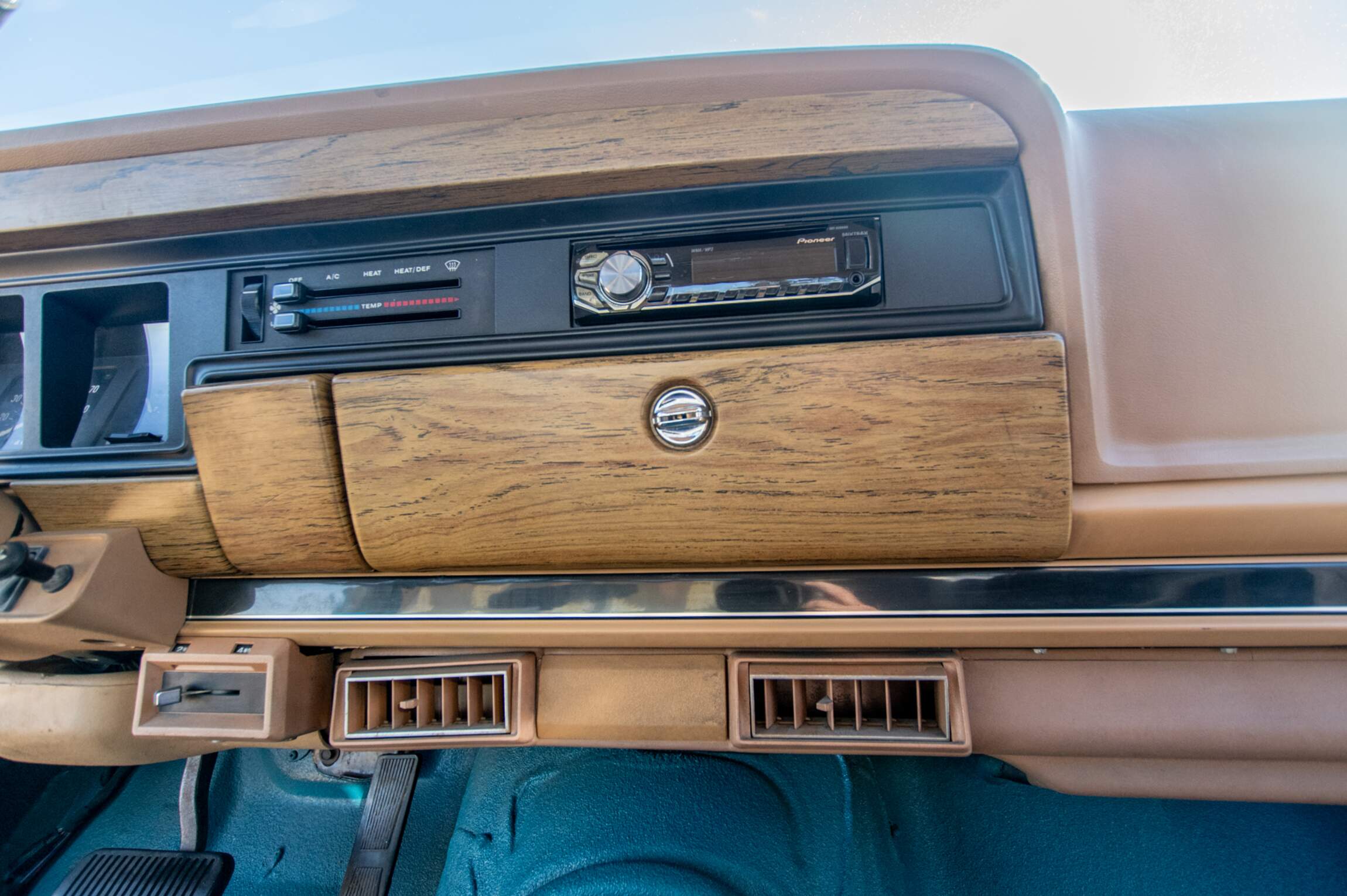 Sold: Custom 1987 Jeep Grand Wagoneer SJ