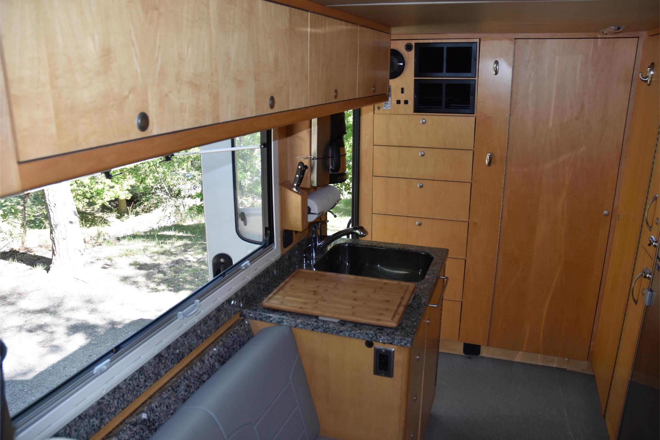 Sold: 2007 EarthRoamer XV-LT 048