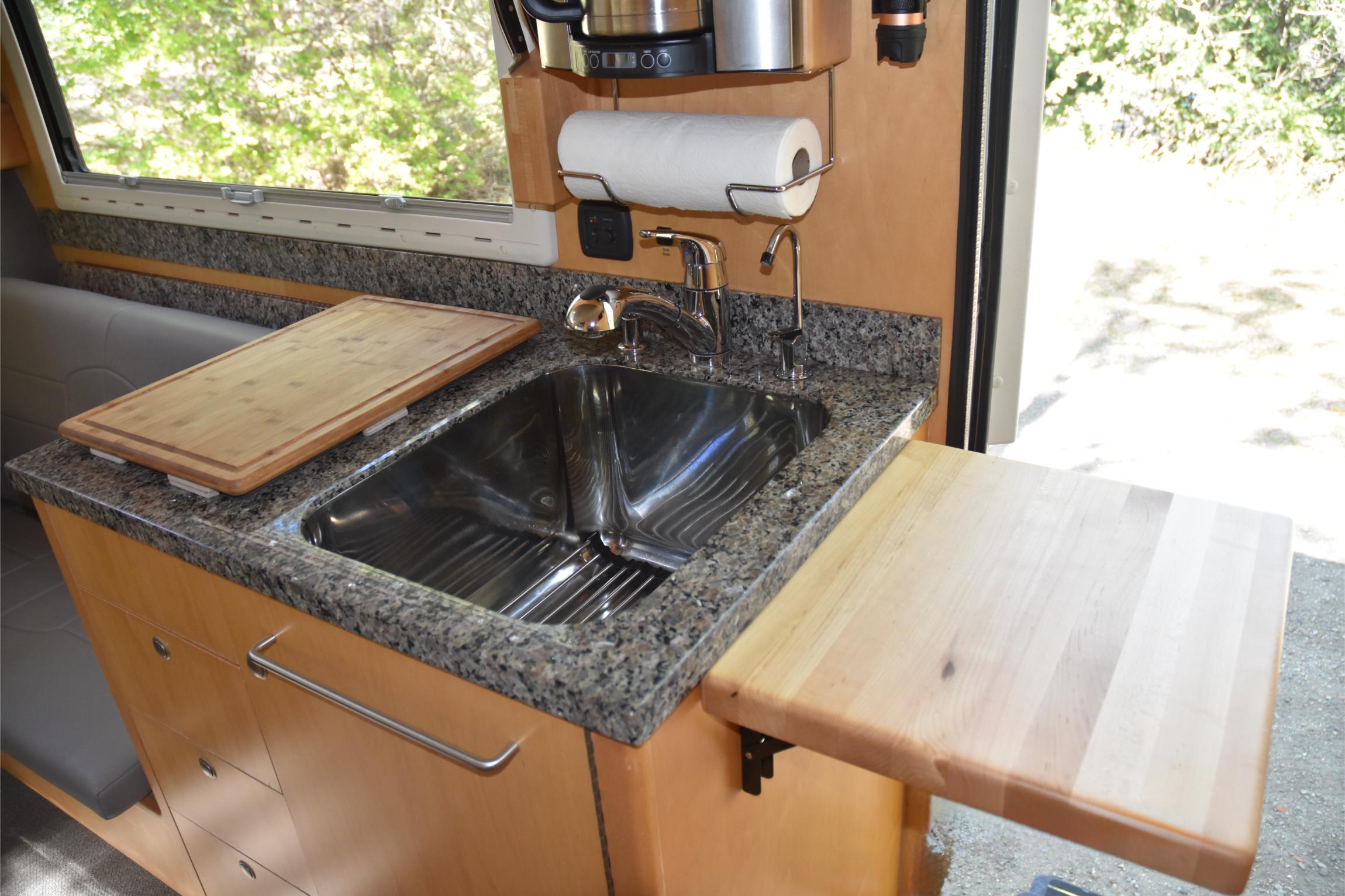 Sold: 2007 EarthRoamer XV-LT 048