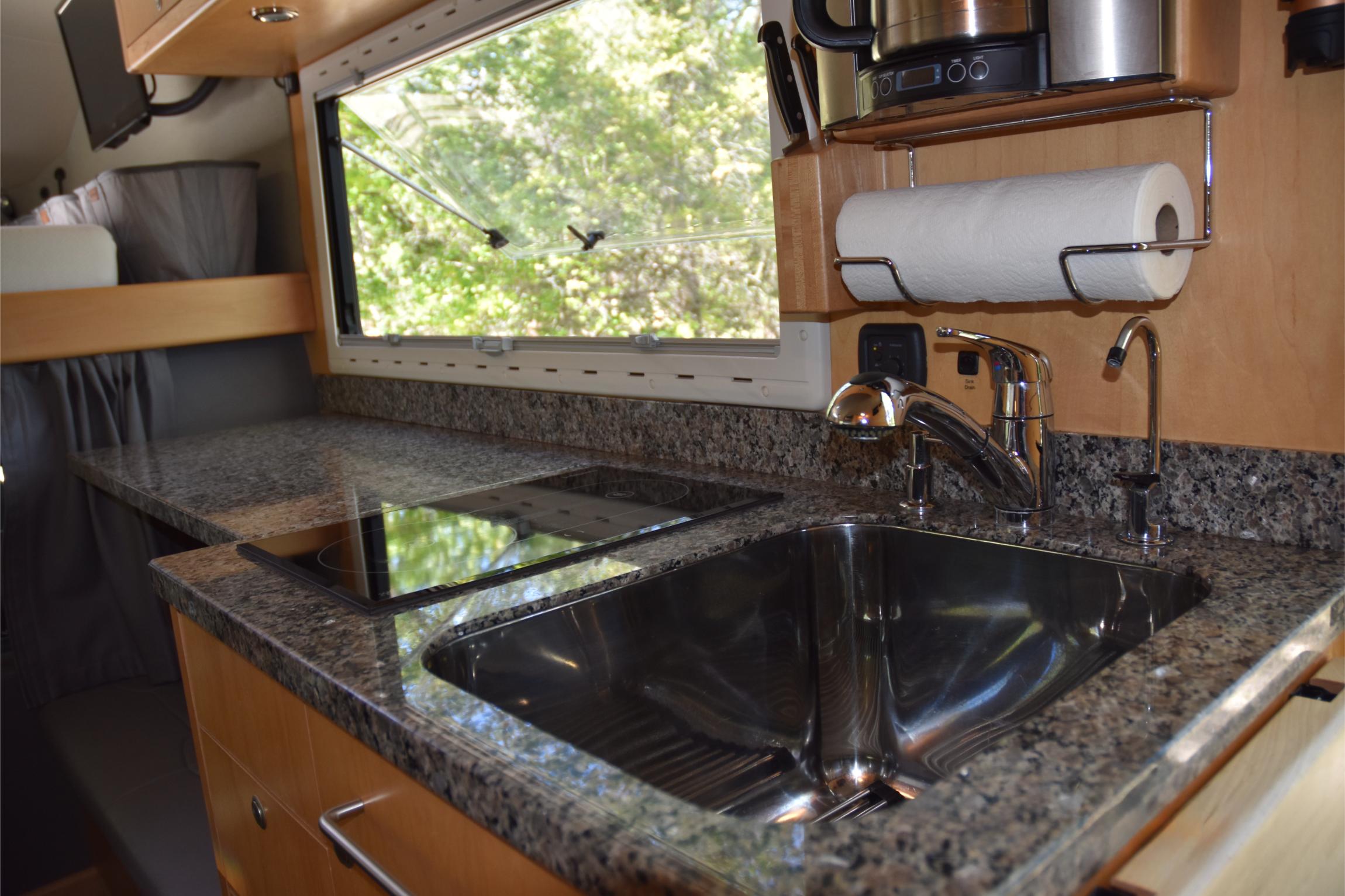 Sold: 2007 EarthRoamer XV-LT 048