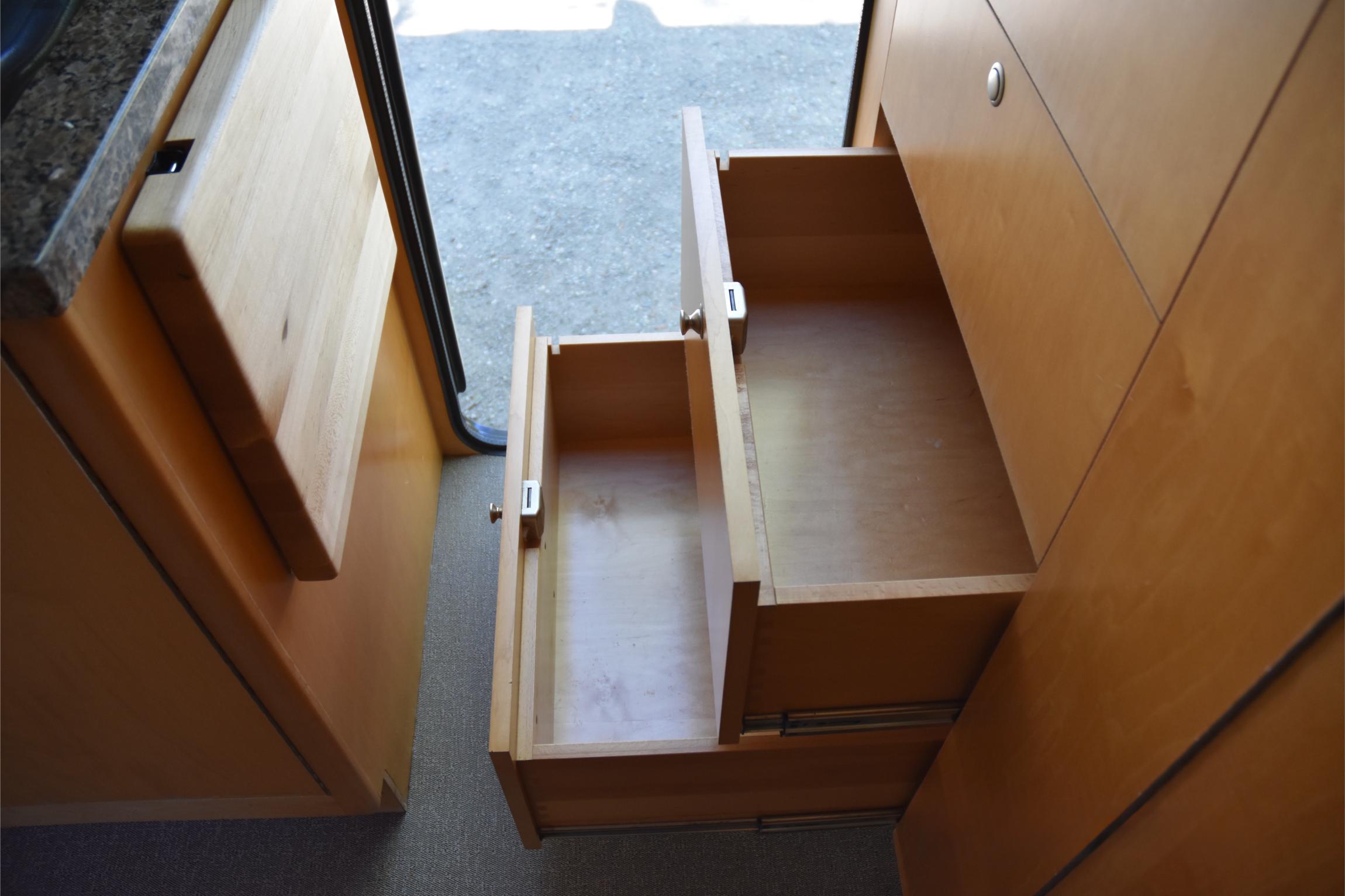 Sold: 2007 EarthRoamer XV-LT 048