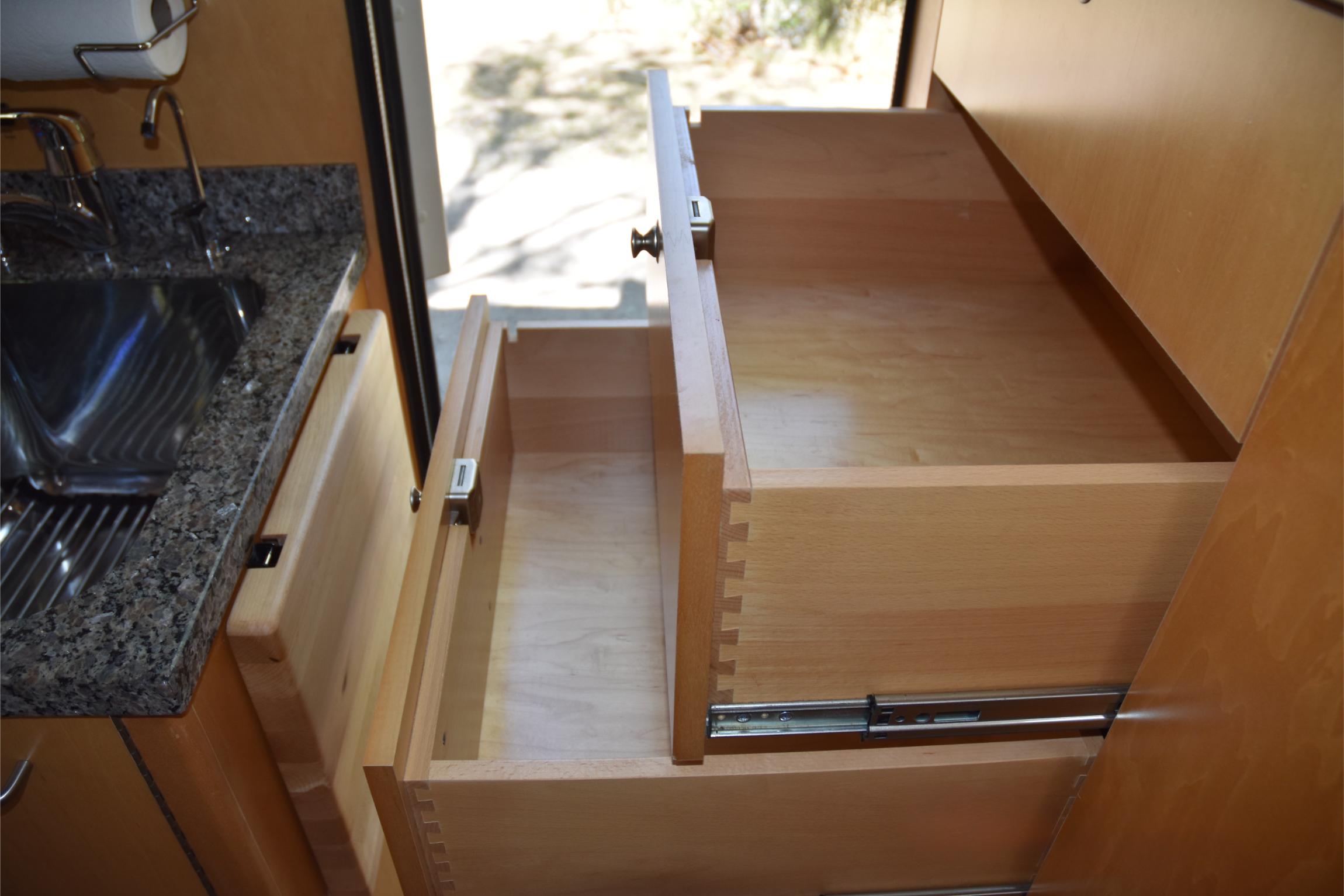 Sold: 2007 EarthRoamer XV-LT 048