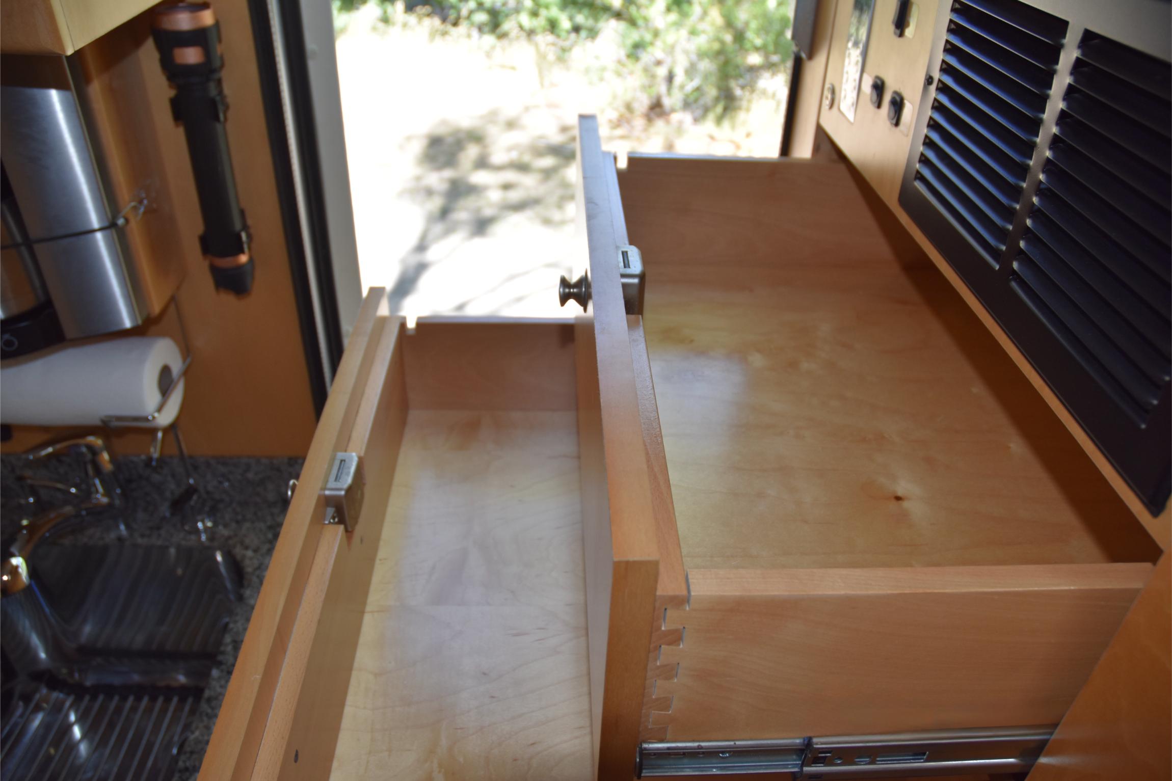 Sold: 2007 EarthRoamer XV-LT 048