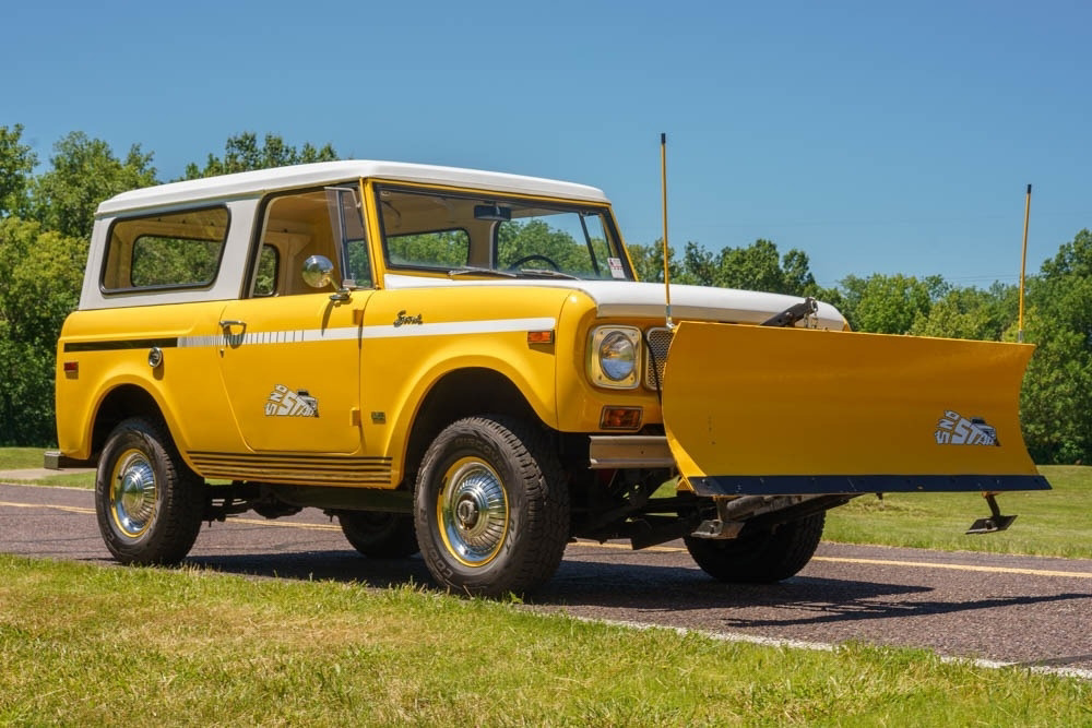 Sold: 1971 IH Scout 800B SnoStar