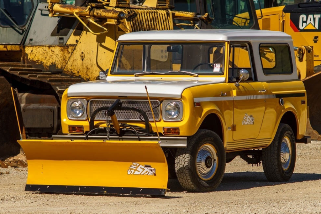 Sold: 1971 IH Scout 800B SnoStar