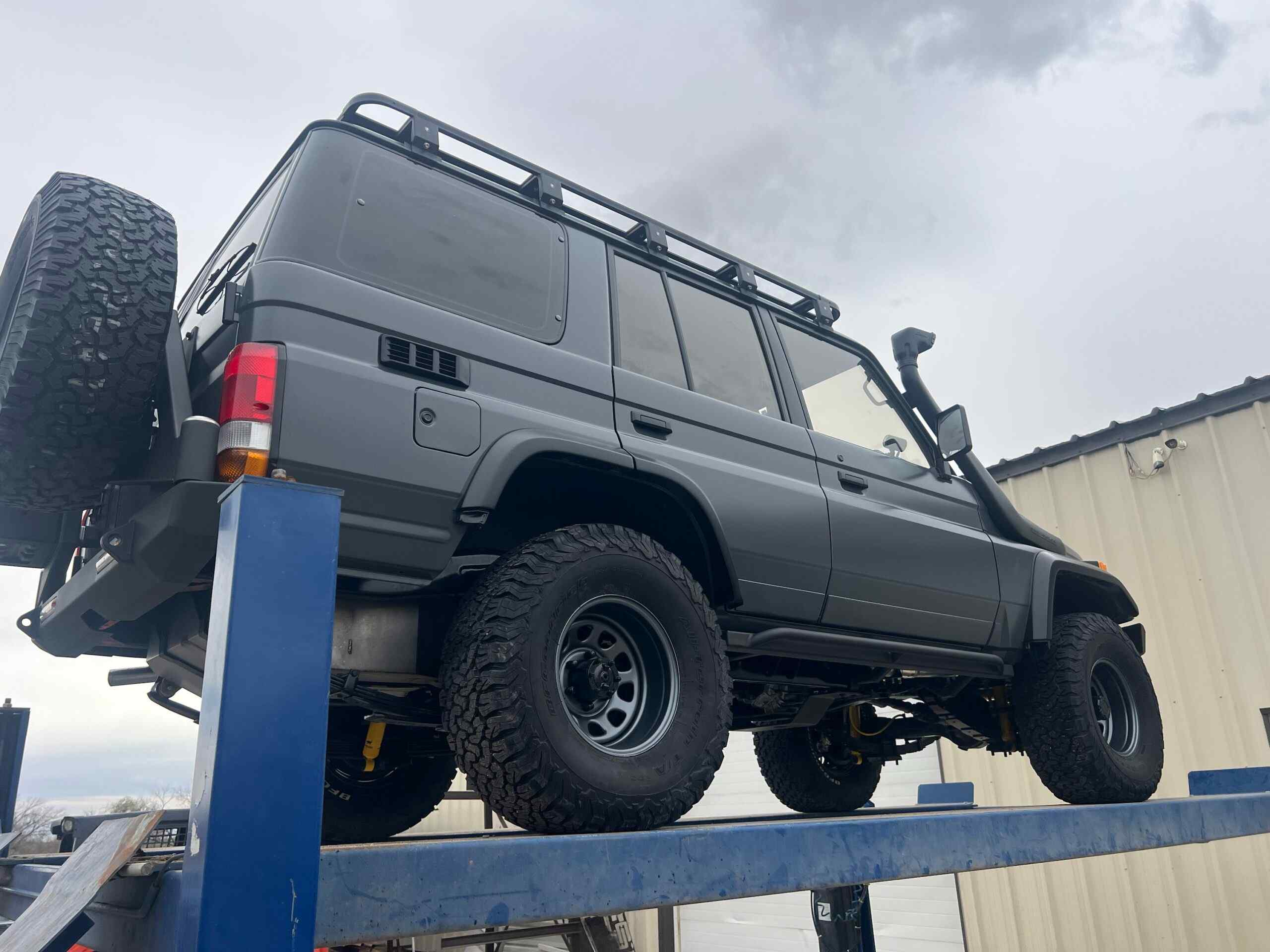 Toyota Land Cruiser HZJ77