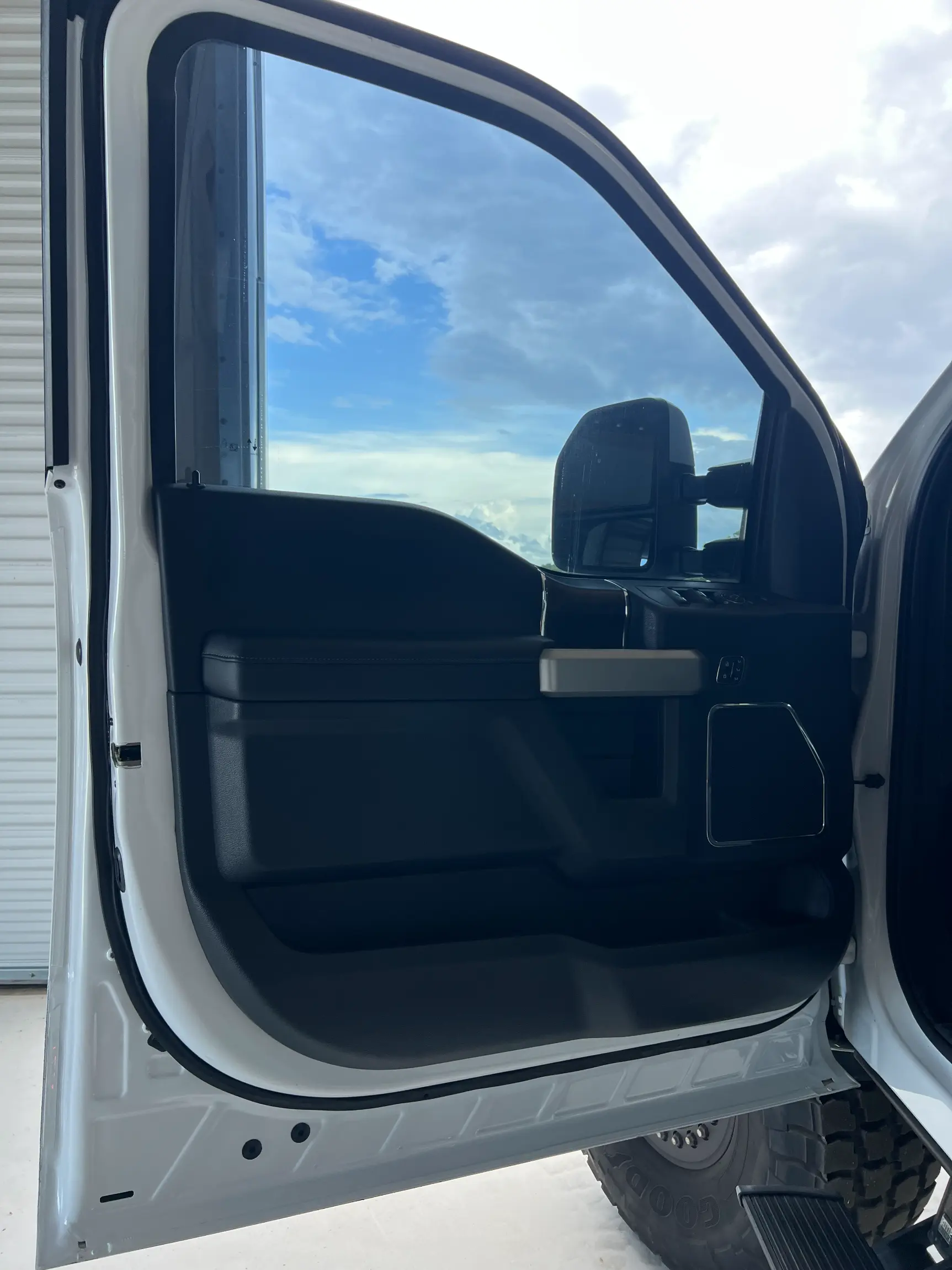 Sold: 2022 Ford F-550 Super Duty Lariat 4×4