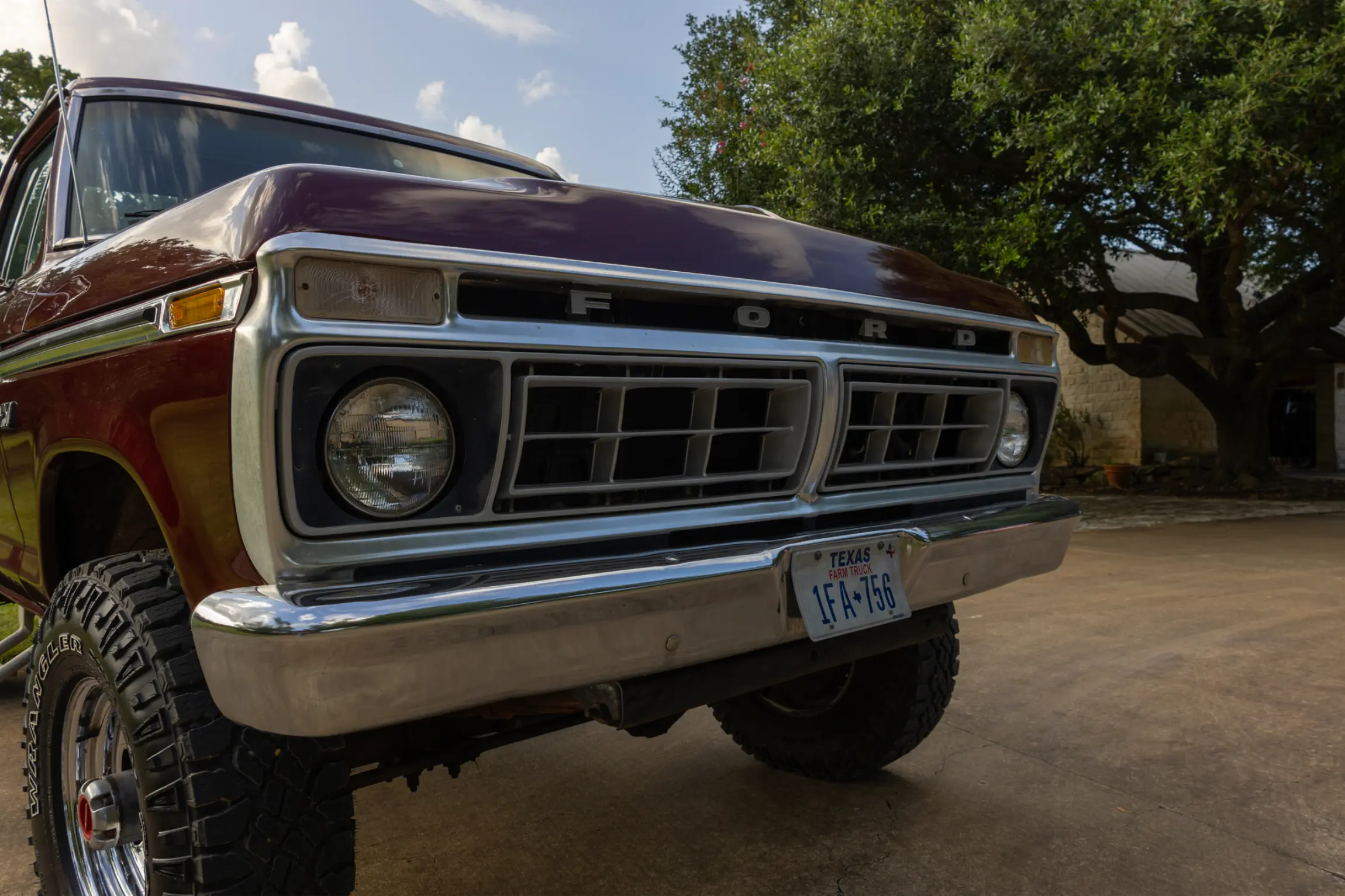 Sold: 1976 Ford F-250 Ranger 4×4 Highboy