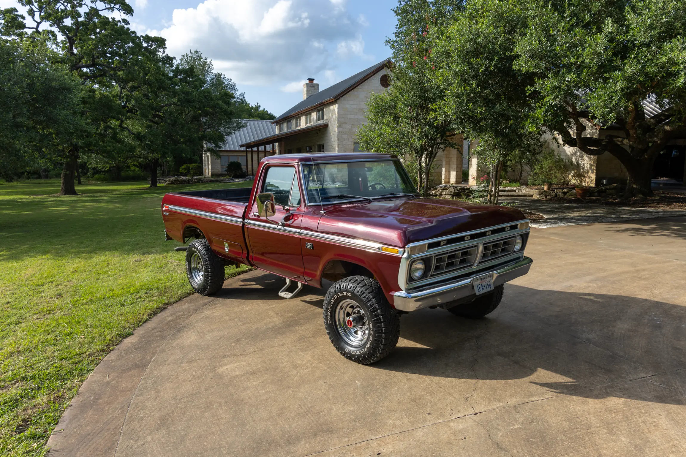 Sold: 1976 Ford F-250 Ranger 4×4 Highboy