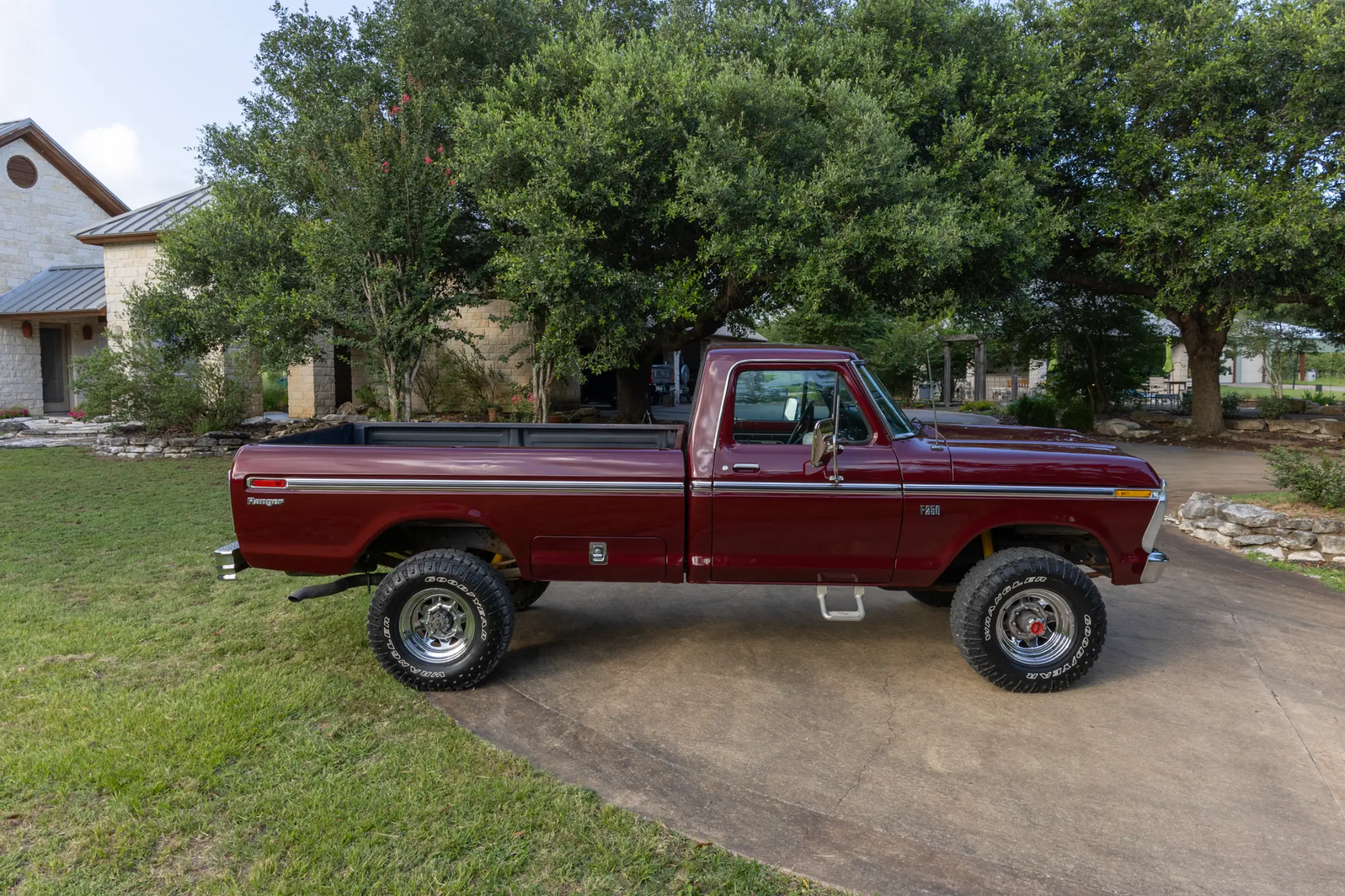 Sold: 1976 Ford F-250 Ranger 4×4 Highboy