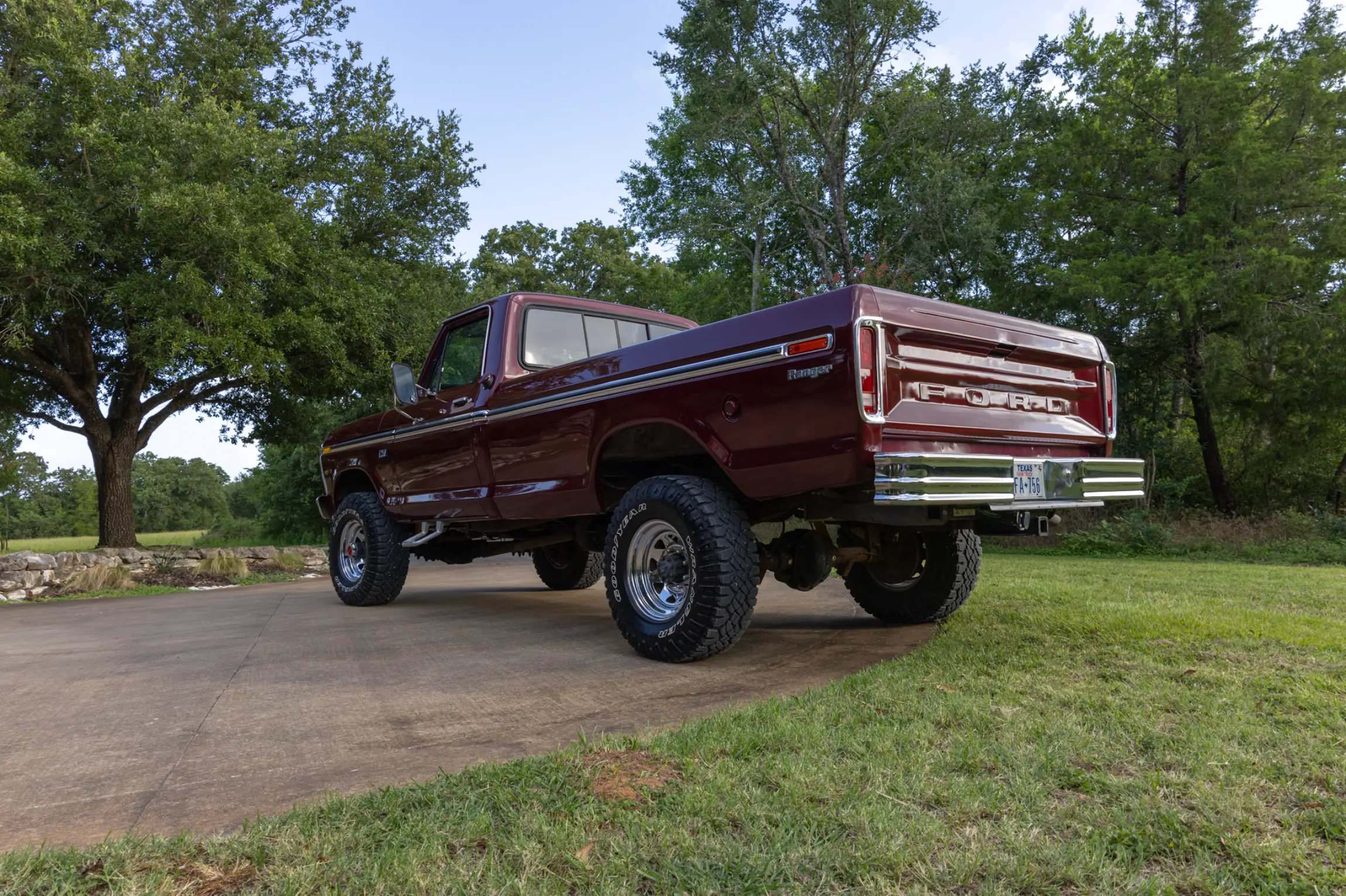 Sold: 1976 Ford F-250 Ranger 4×4 Highboy