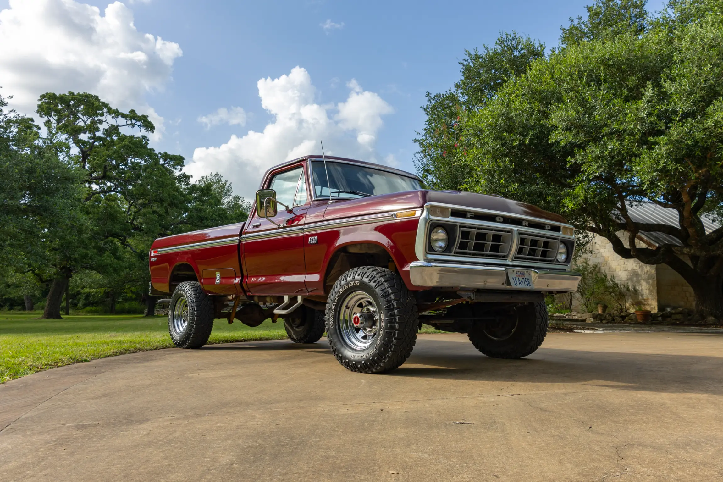 Sold: 1976 Ford F-250 Ranger 4×4 Highboy