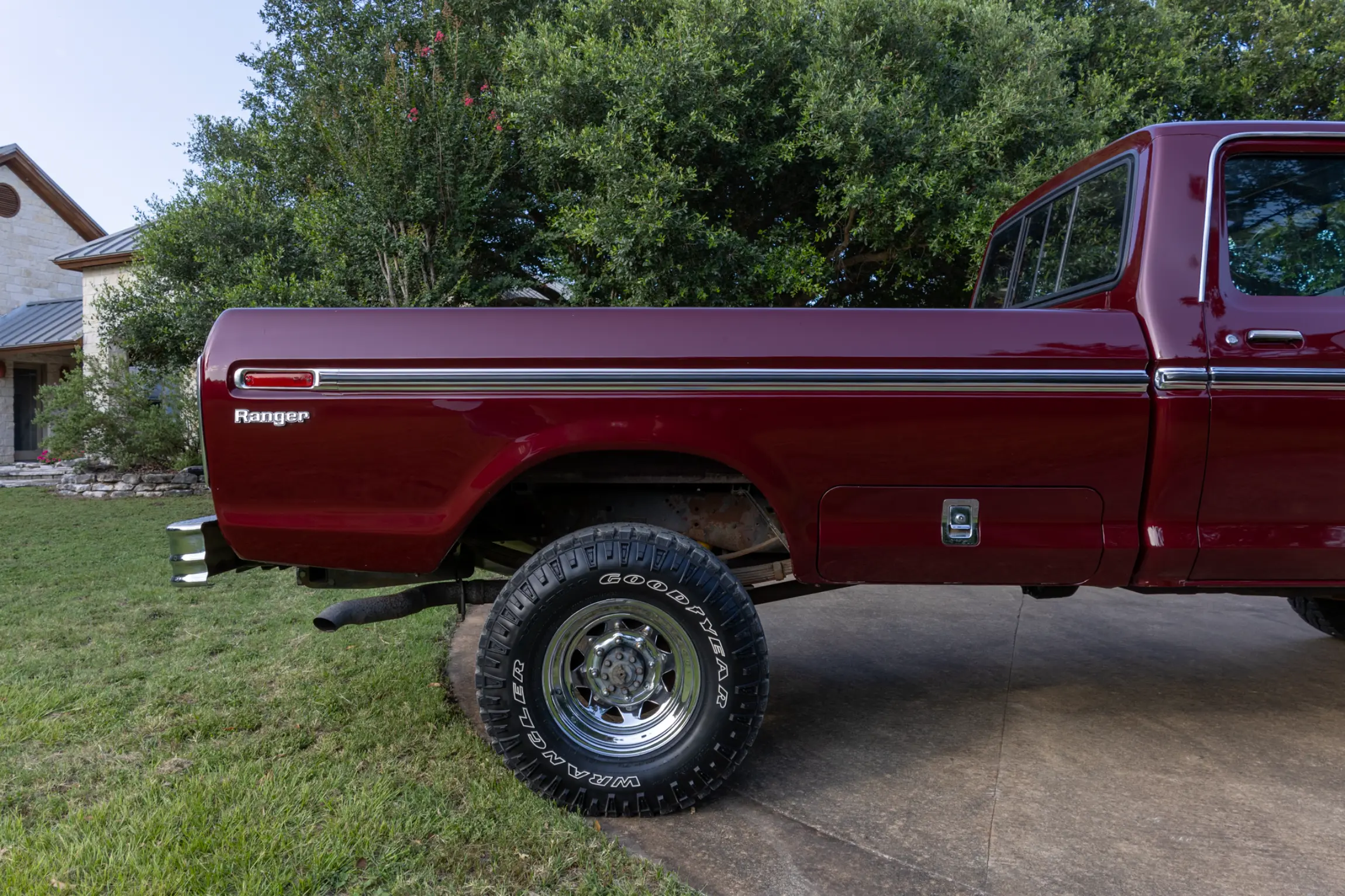 Sold: 1976 Ford F-250 Ranger 4×4 Highboy