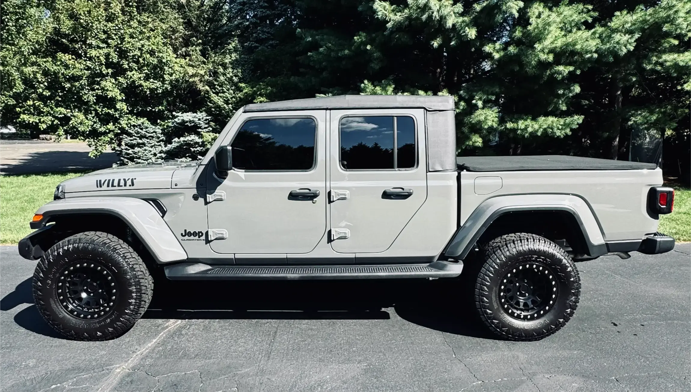 2023 Jeep Gladiator Willys Sport - 2
