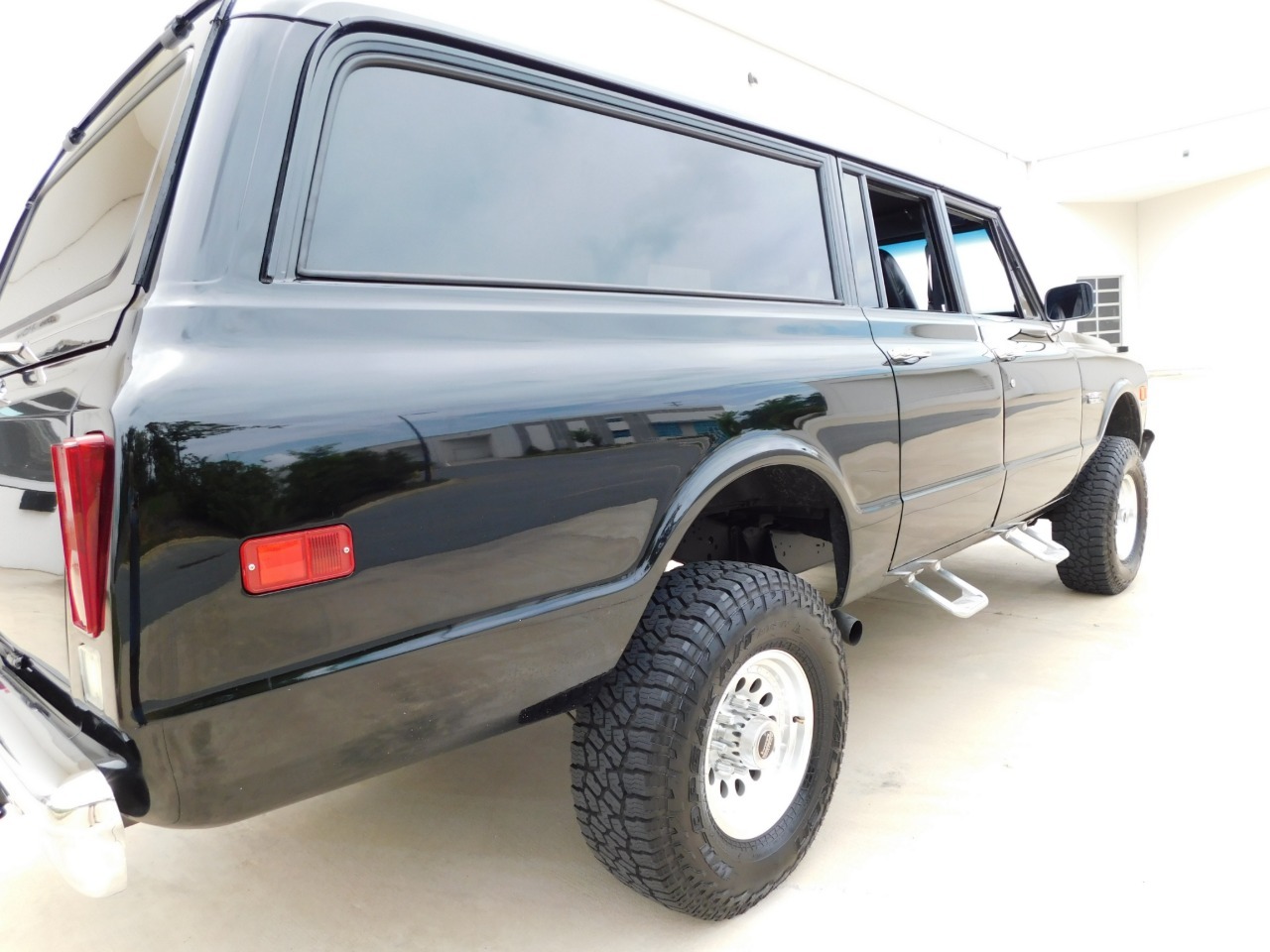 1972 GMC Suburban Restomod - 4