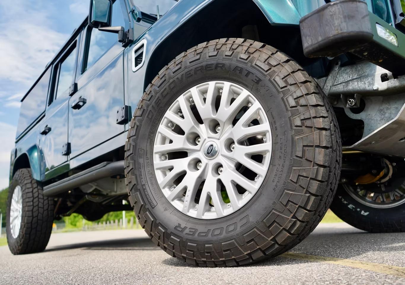 1993 Land Rover Defender 110 Station Wagon - 4