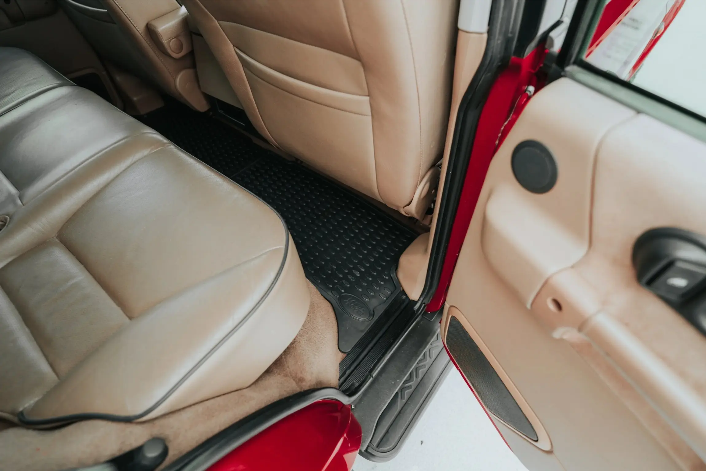 Rutland Red 2000 Land Rover Discovery II