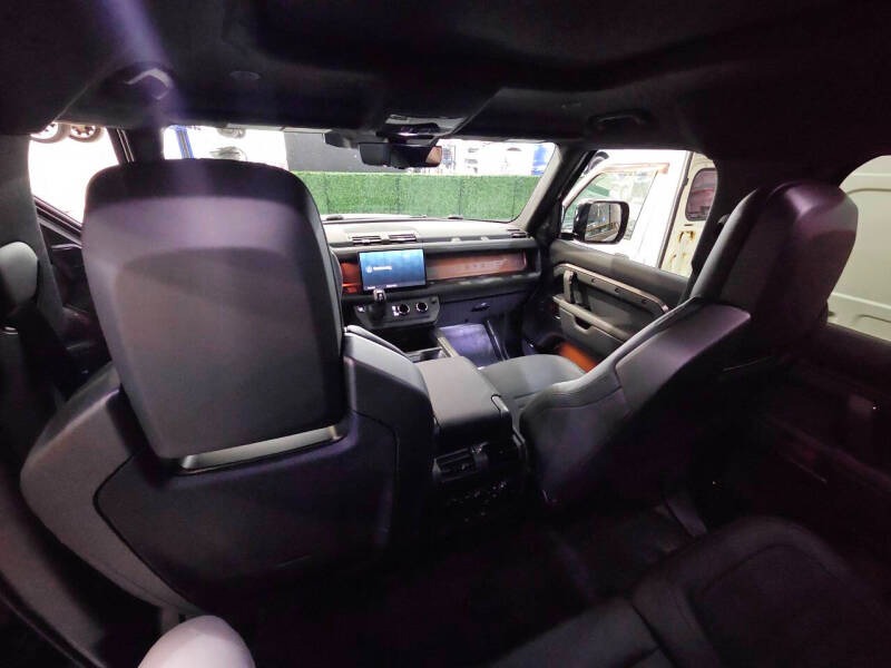 2025 Land Rover Defender 110 P635 OCTA