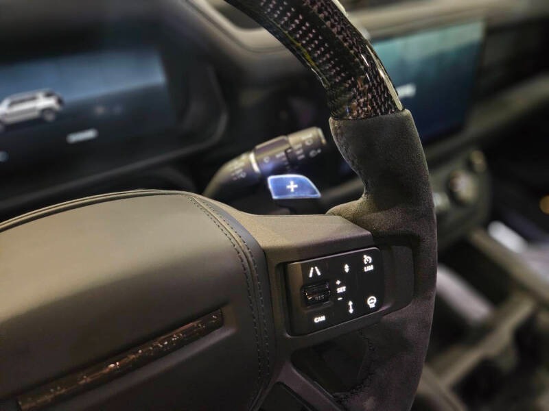 2025 Land Rover Defender 110 P635 OCTA