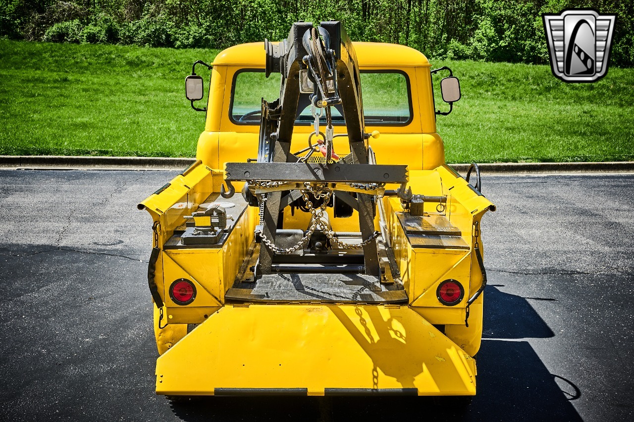 1960 Jeep FC-150 Tow Truck