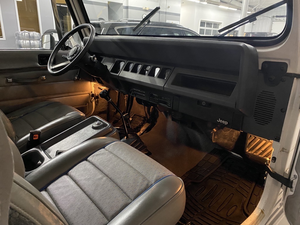 Sold: 1990 Jeep Wrangler Islander YJ