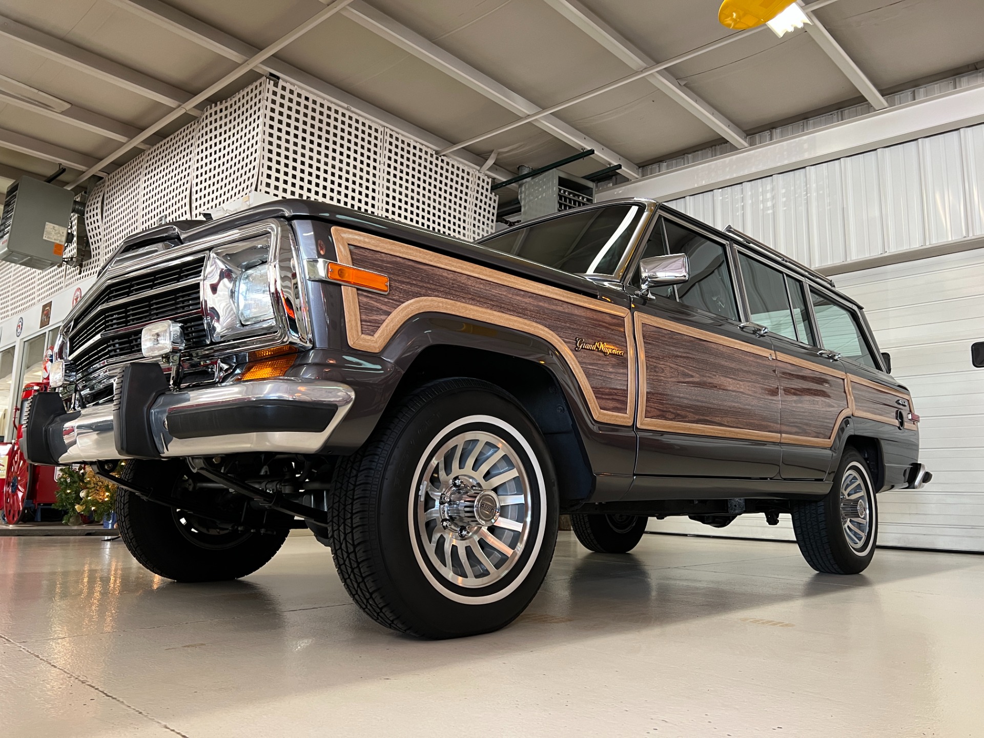 Sold: 1989 Jeep Grand Wagoneer