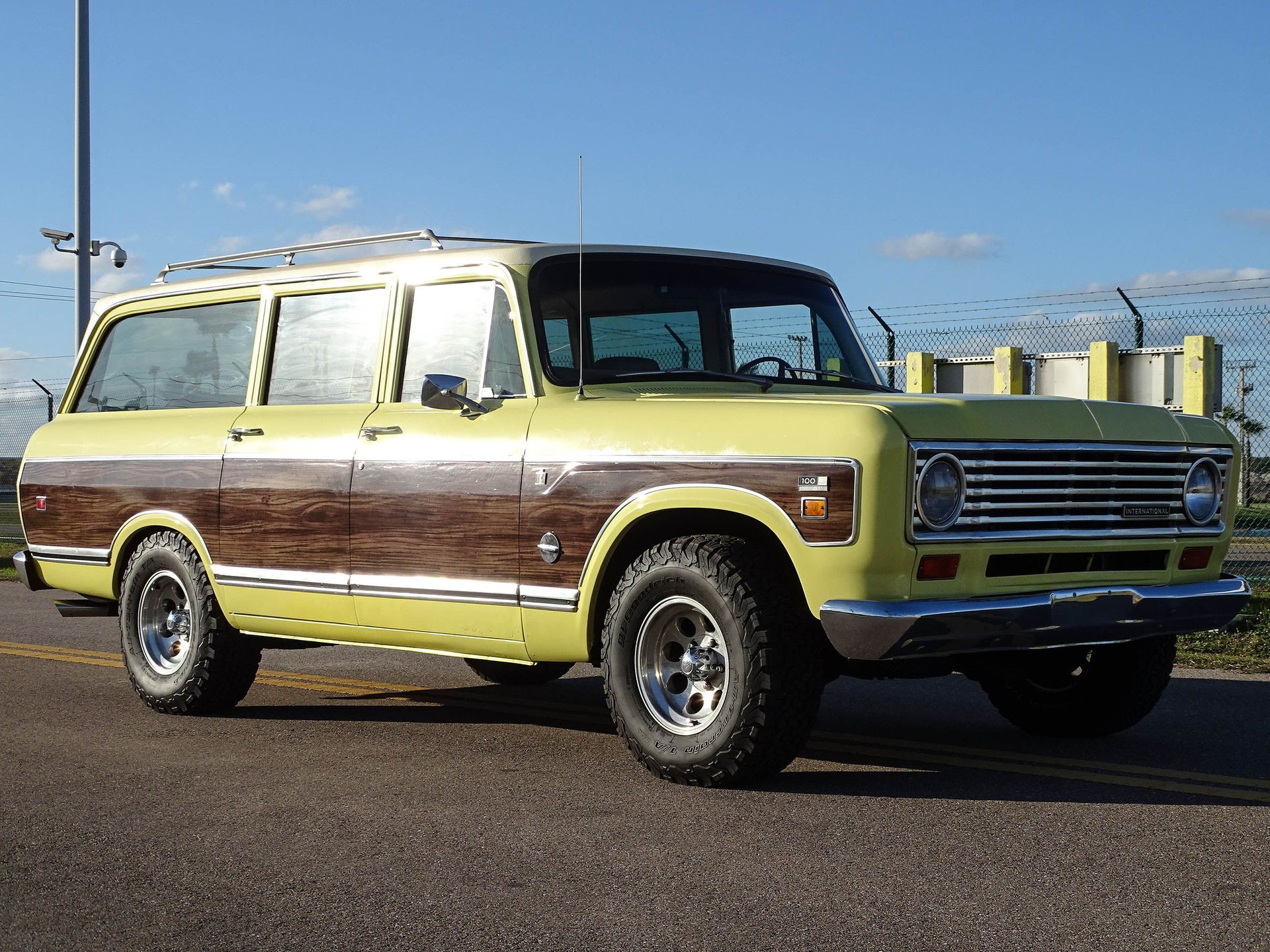 Sold: 1974 International Harvester Travelall