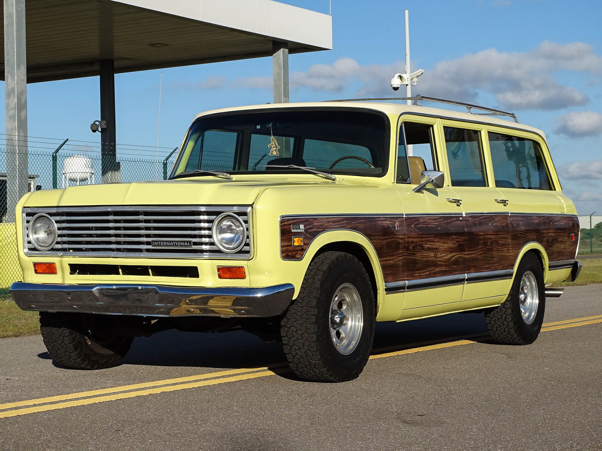 Sold: 1974 International Harvester Travelall