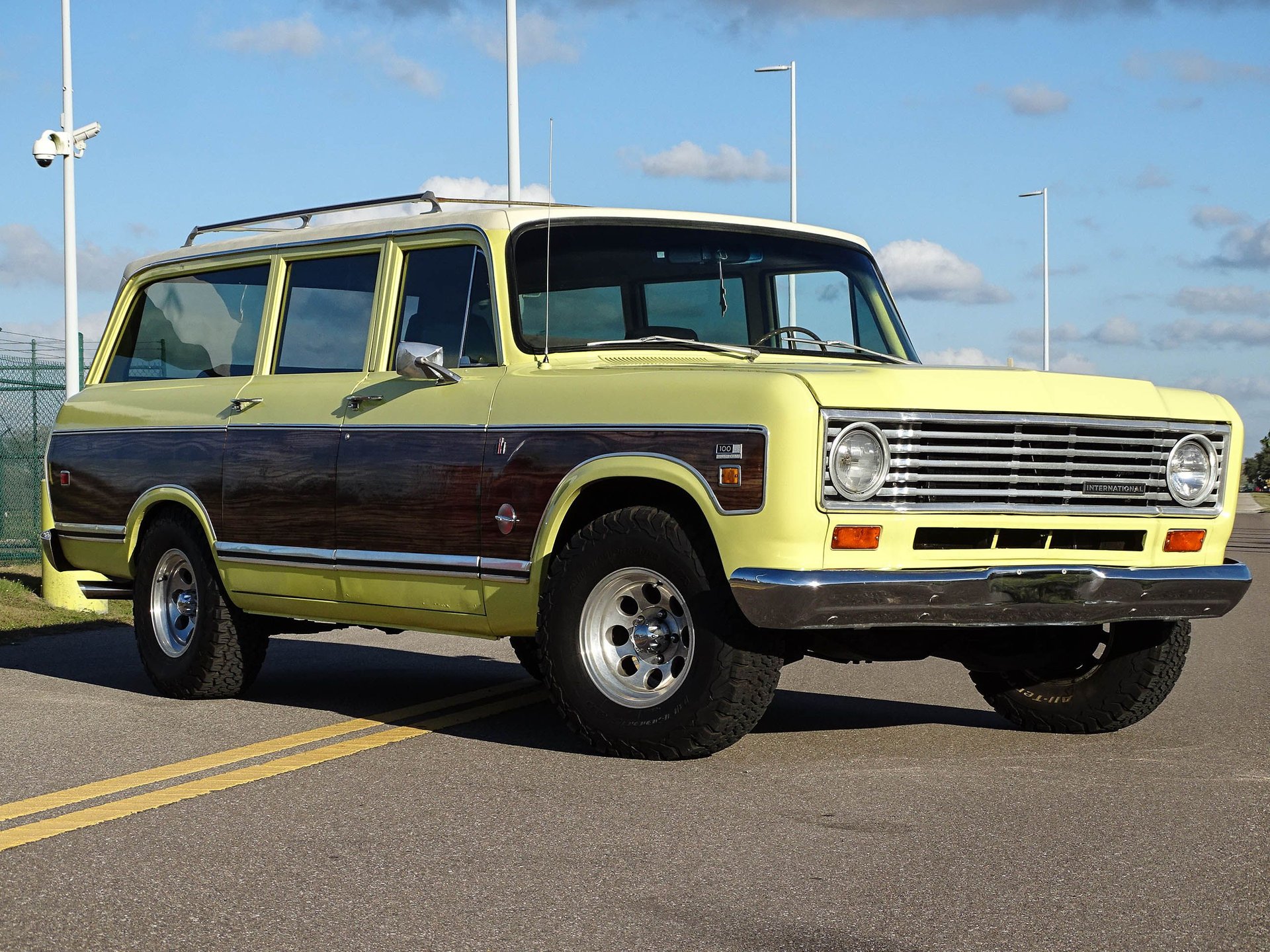 Sold: 1974 International Harvester Travelall