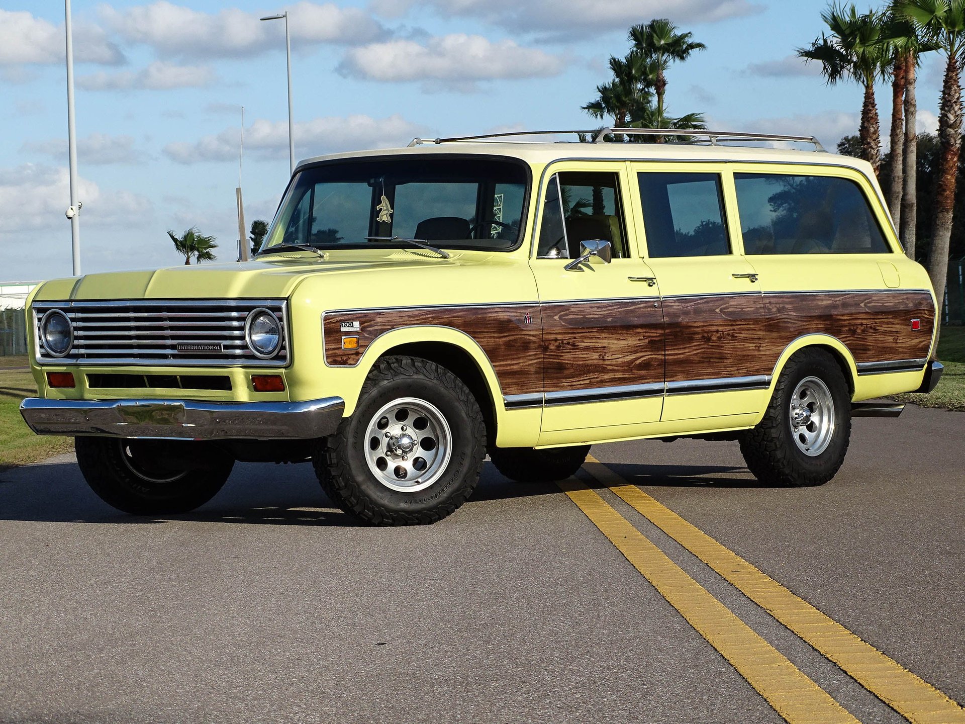 Sold: 1974 International Harvester Travelall