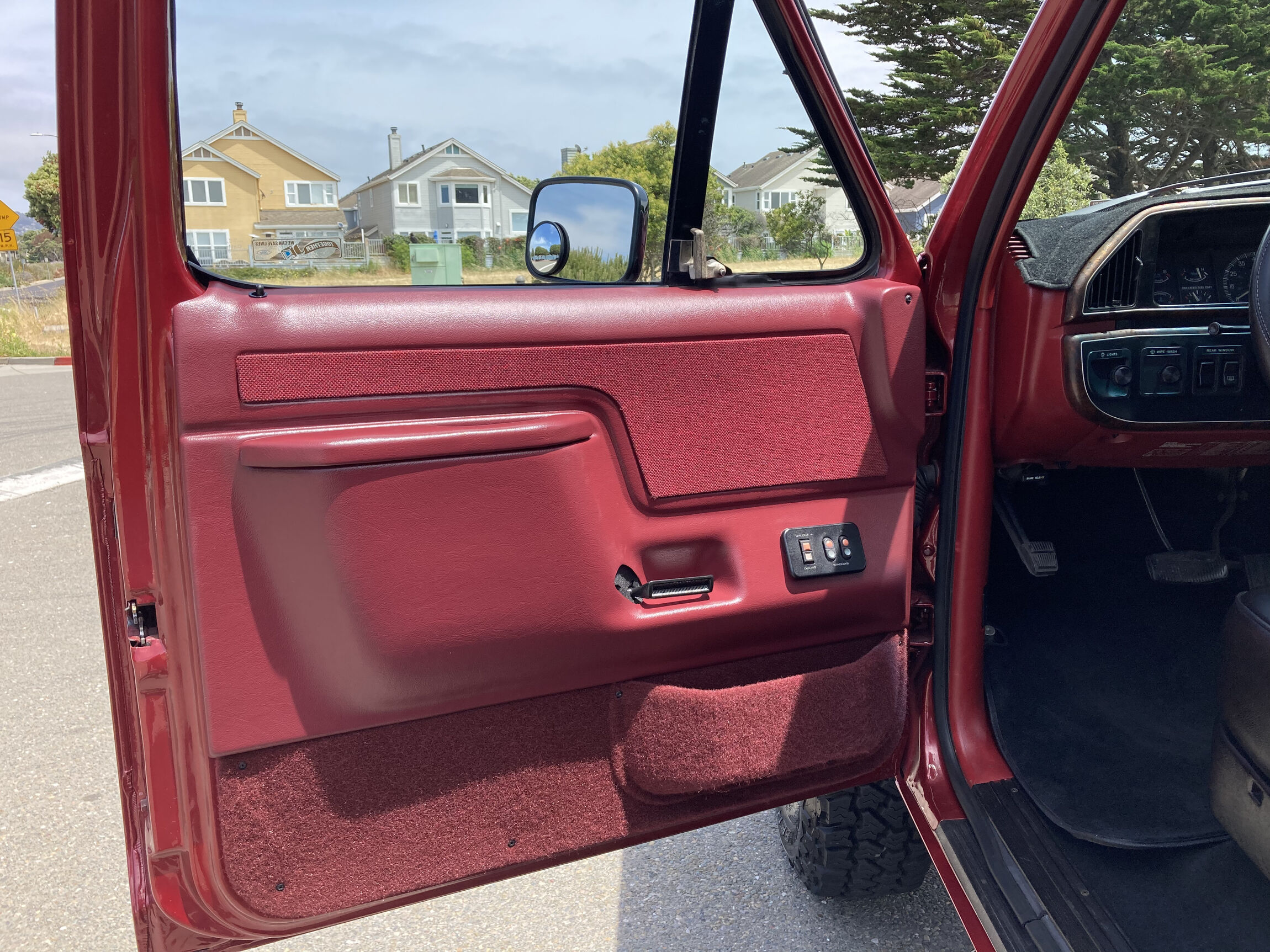 Sold: 1991 Ford Bronco XLT