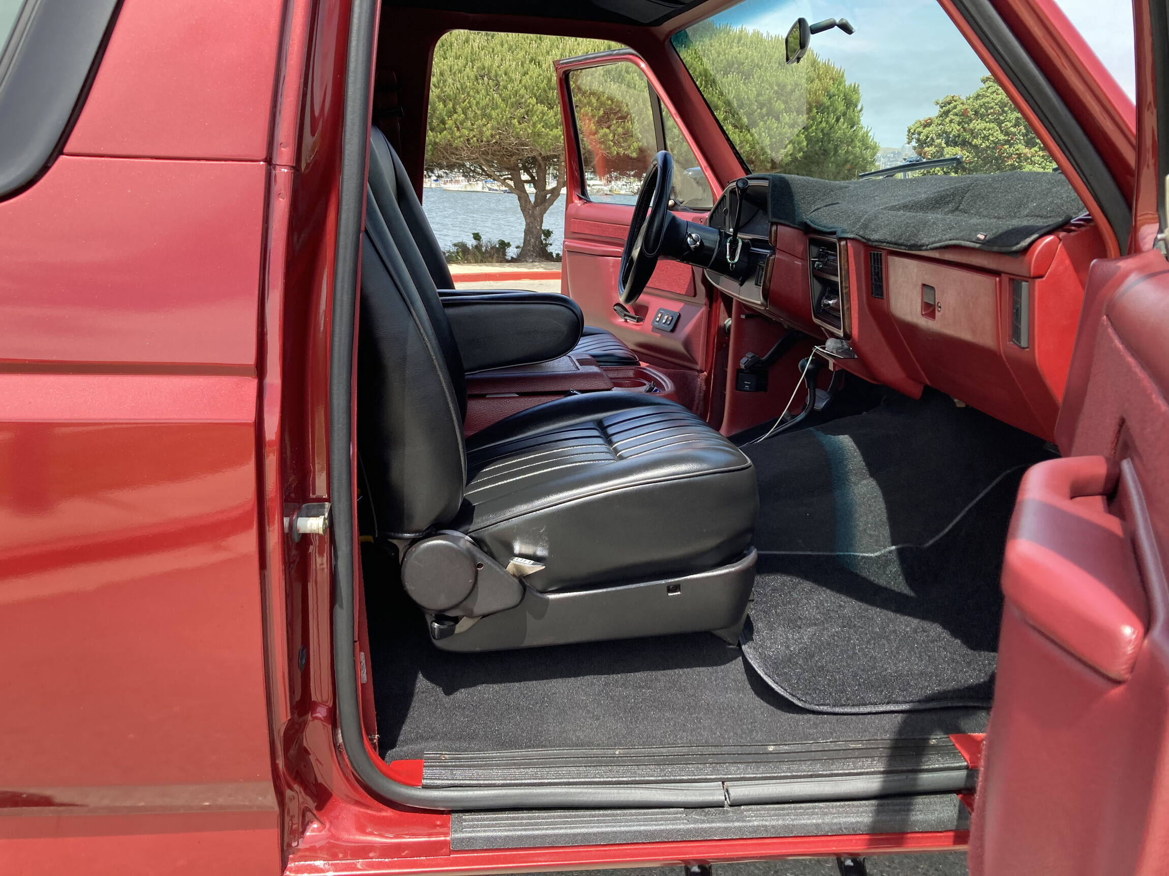 Sold: 1991 Ford Bronco XLT