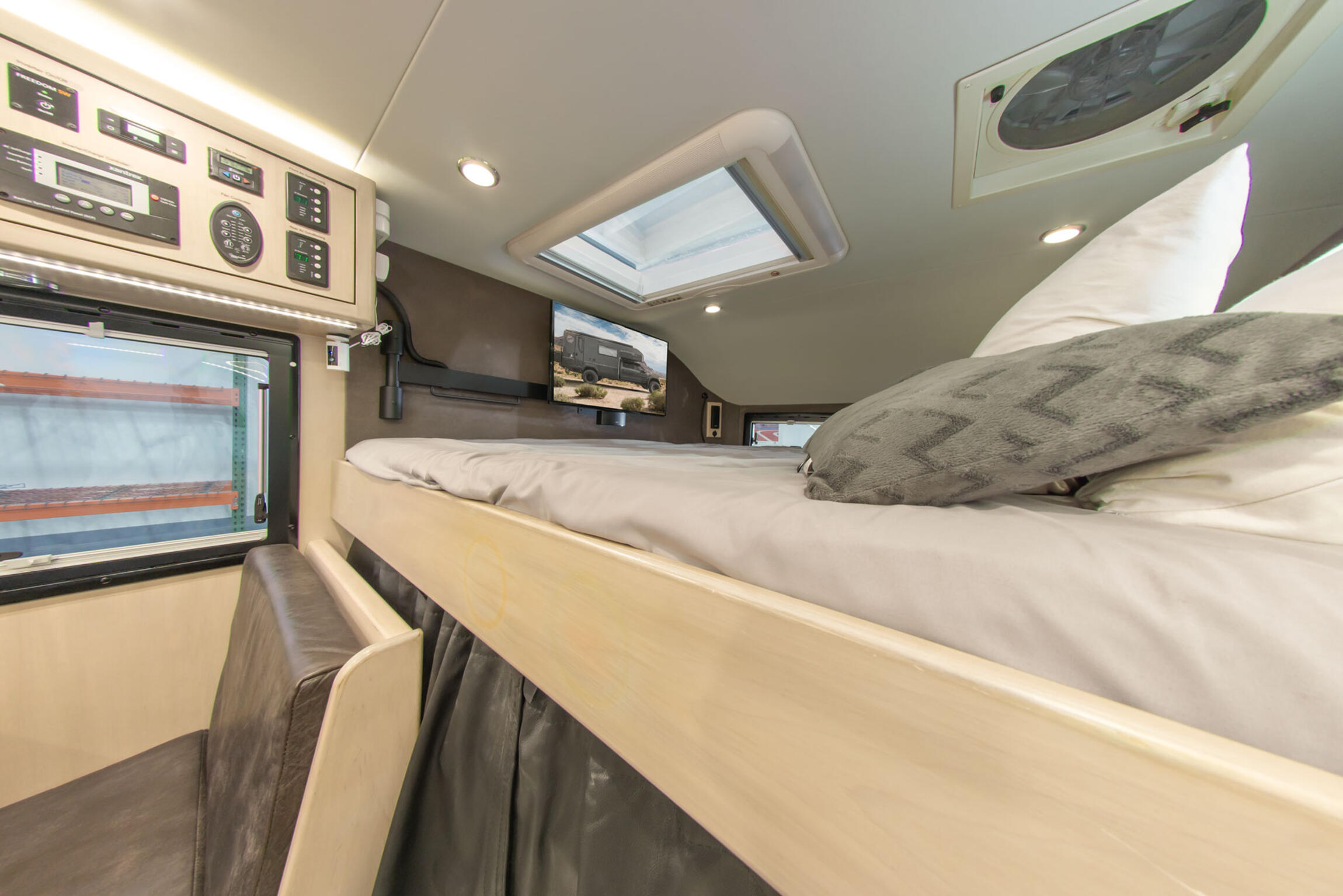 Sold: 2019 Earthroamer XV-LTS 228