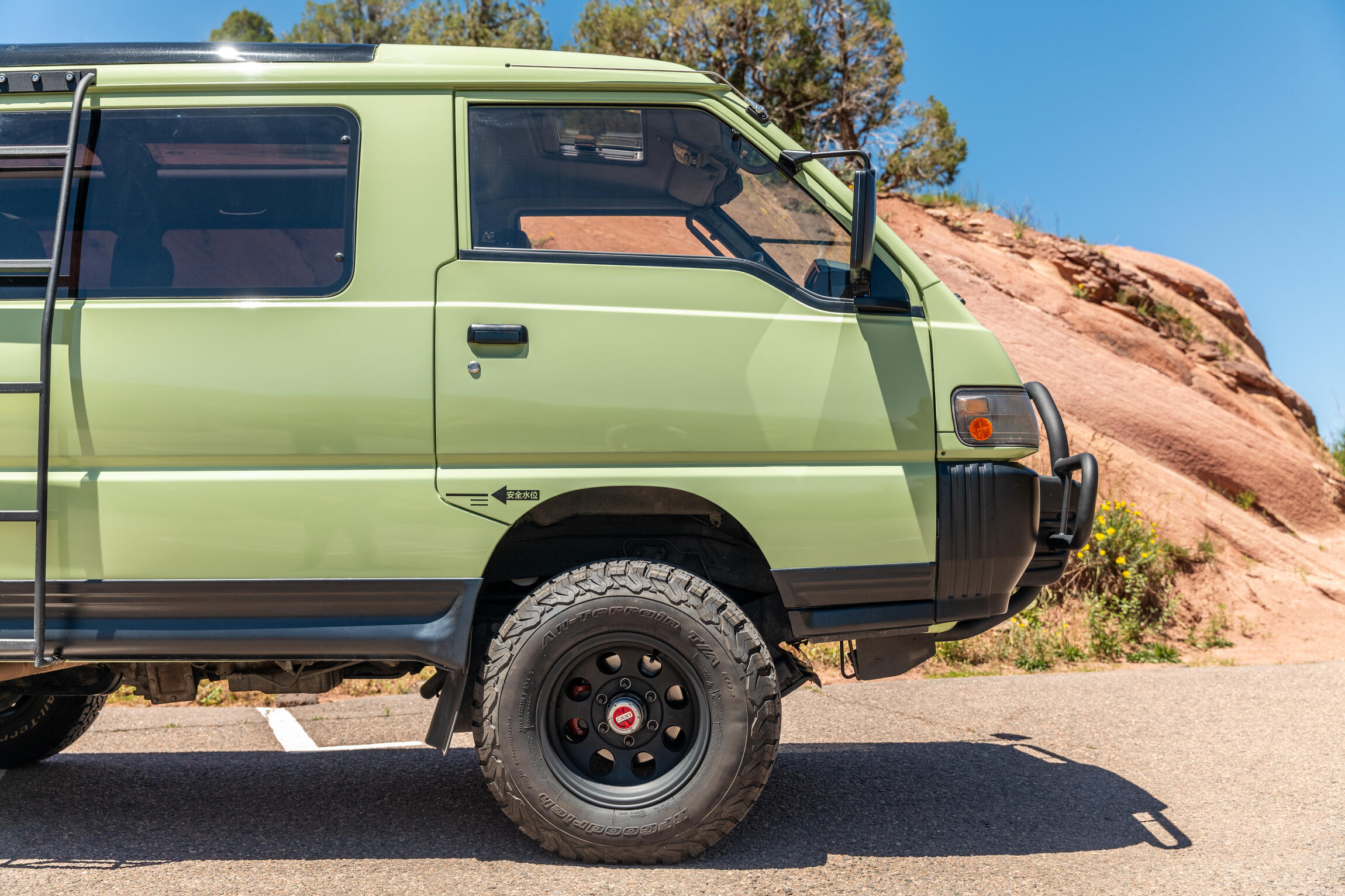 Sold: 1992 Mitsubishi Delica Star Wagon Super Exceed 4x4