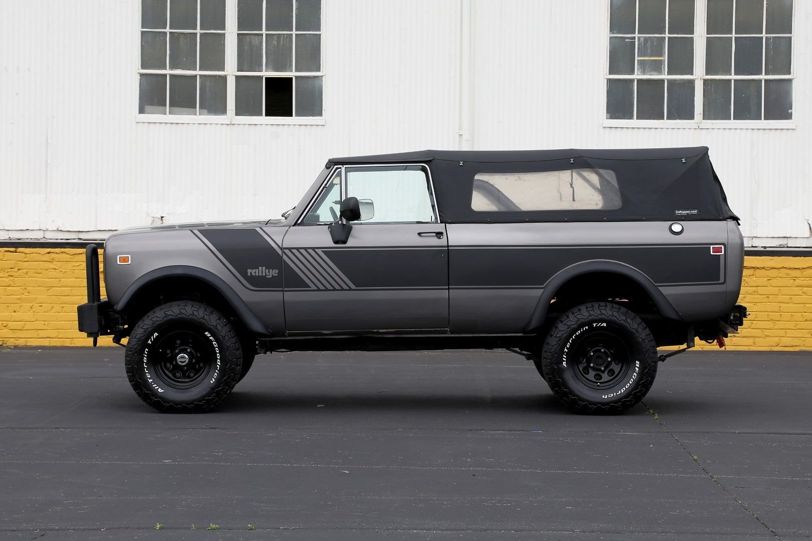 Sold: 1977 International Harvester Scout Traveler
