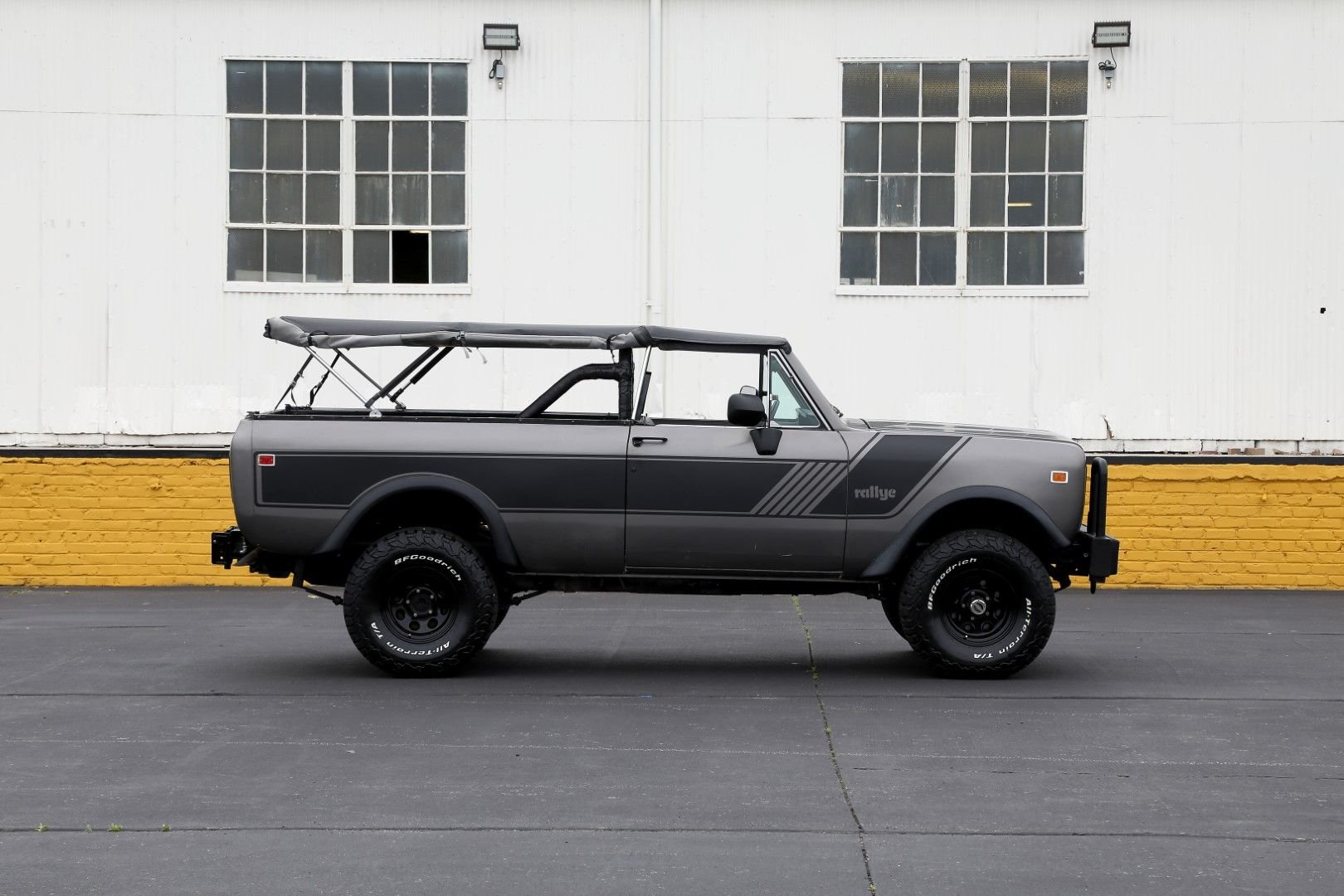 Sold: 1977 International Harvester Scout Traveler
