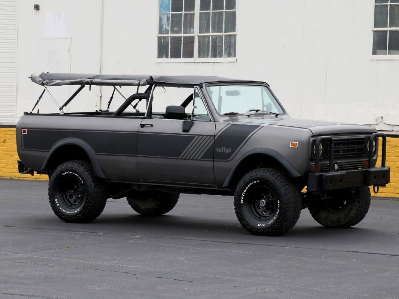 Sold: 1977 International Harvester Scout Traveler
