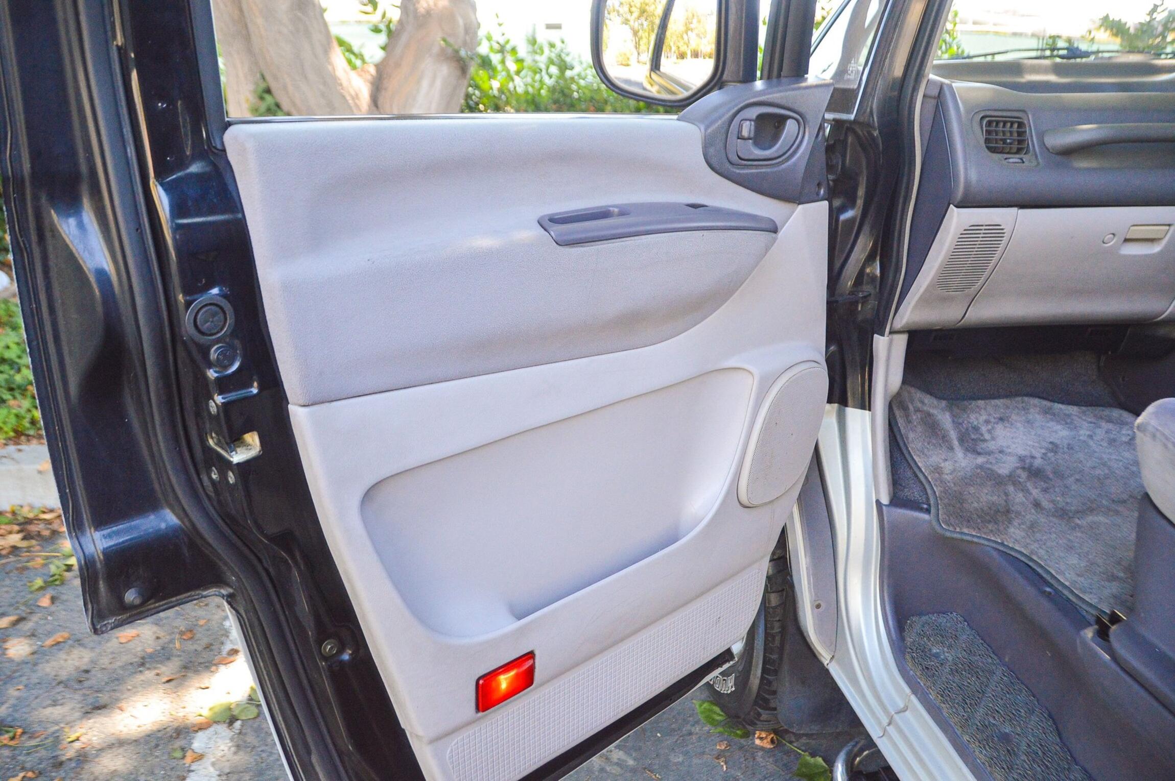 Sold: 1994 Mitsubishi Delica Space Gear Super Exceed