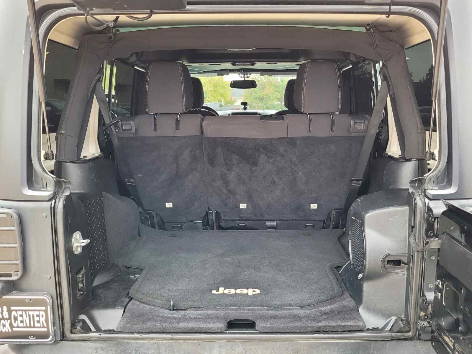 2014-jeep-wrangler-sahara-unlimited-for-sale-07