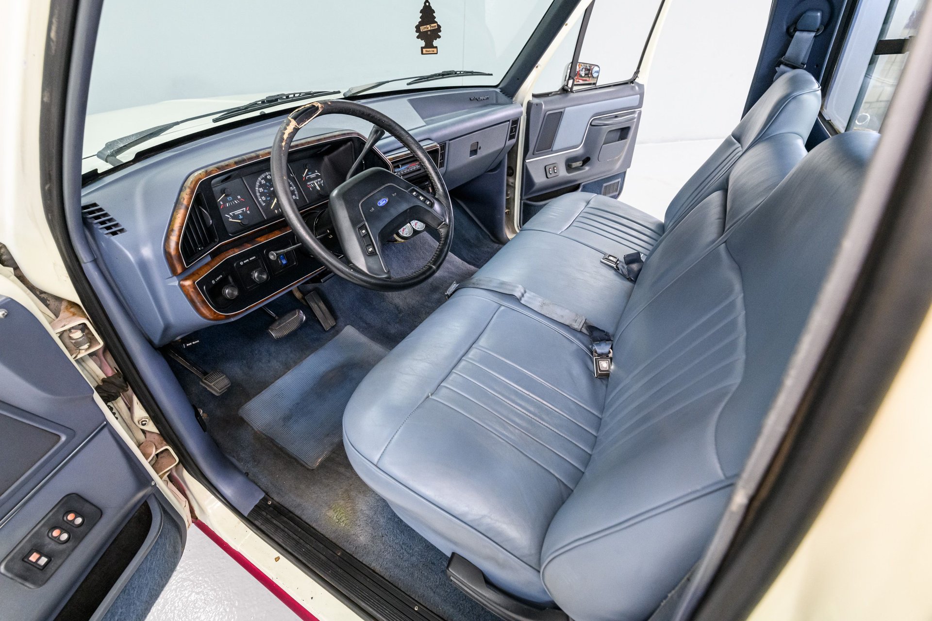 1990-ford-f-150-xlt-lariat-inside